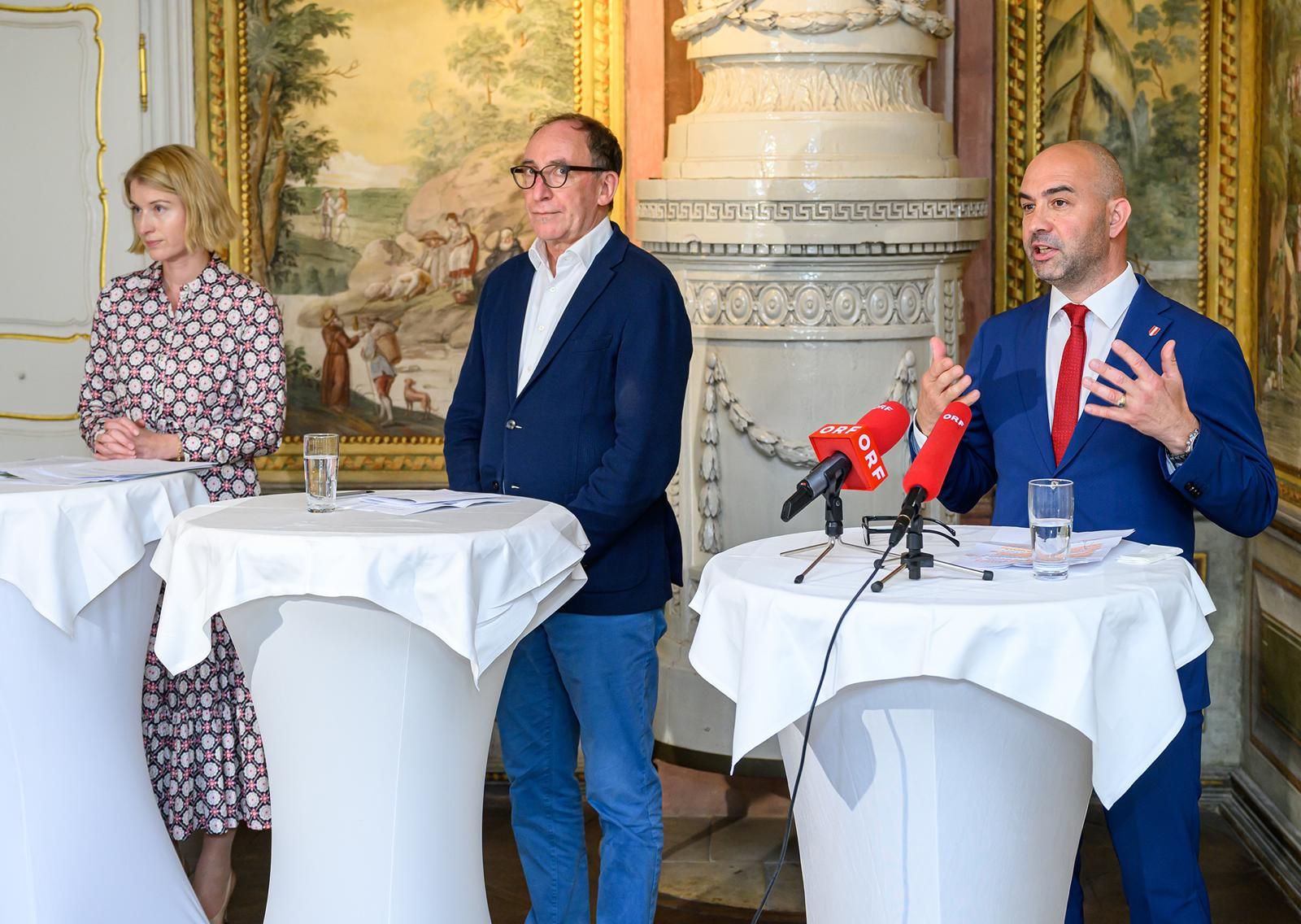 Eklat bei Pressekonferenz zwischen Luisser (r.) und Rauch (M.)