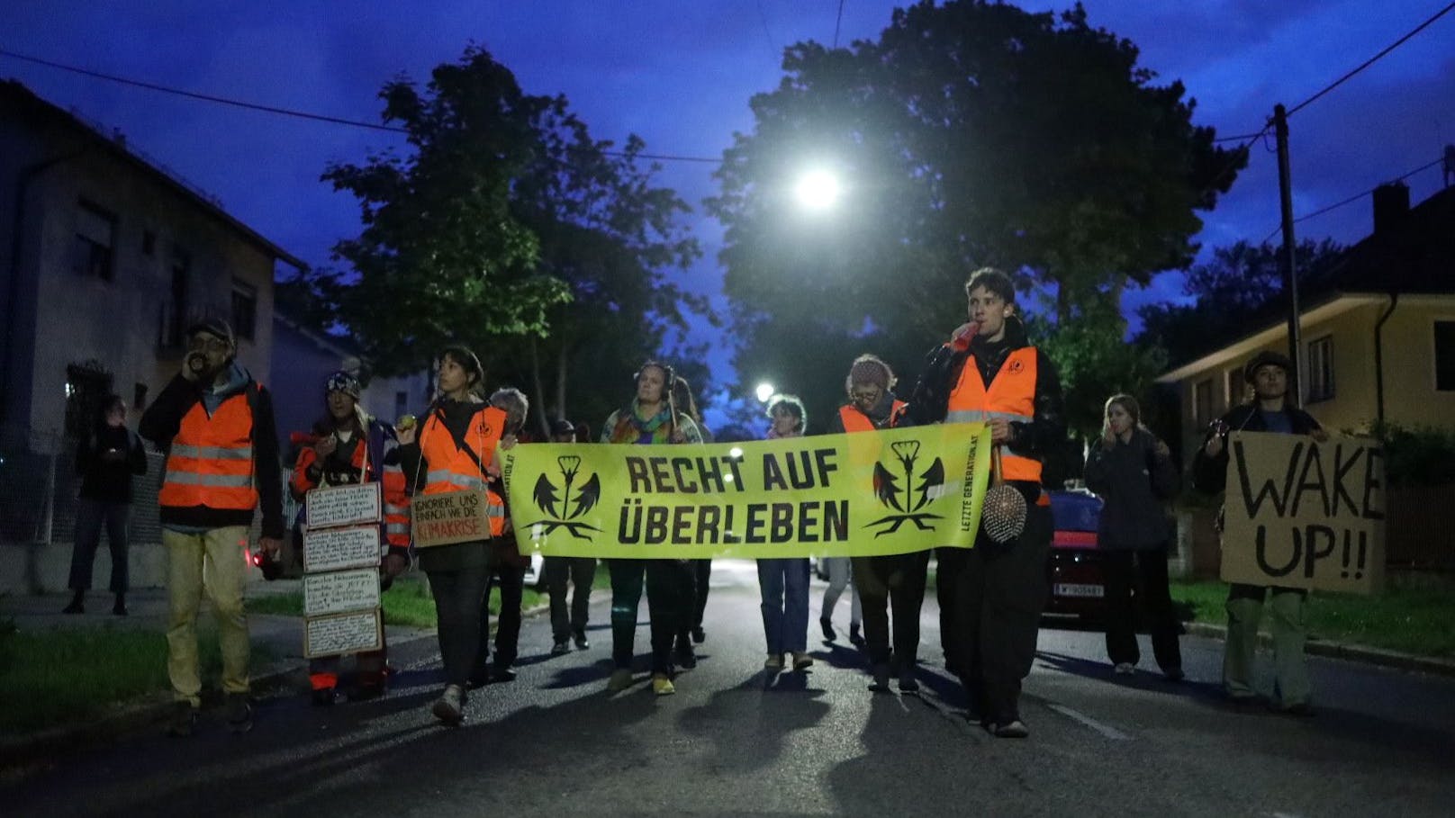 In den frühen Morgenstunden haben Menschen der Letzten Generation in drei Gruppen in den Straßen Hietzings protestiert und mit Lärm auf sich aufmerksam gemacht.