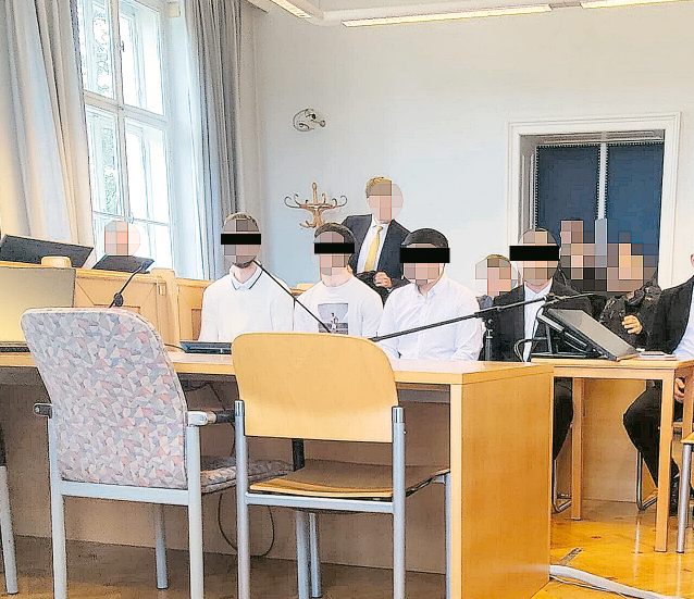 Vier der fünf Angeklagten vor Gericht in Wr. Neustadt