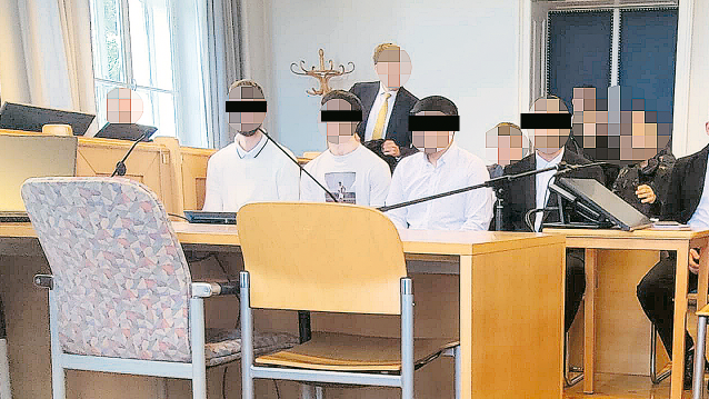 Vier der fünf Angeklagten vor Gericht in Wr. Neustadt