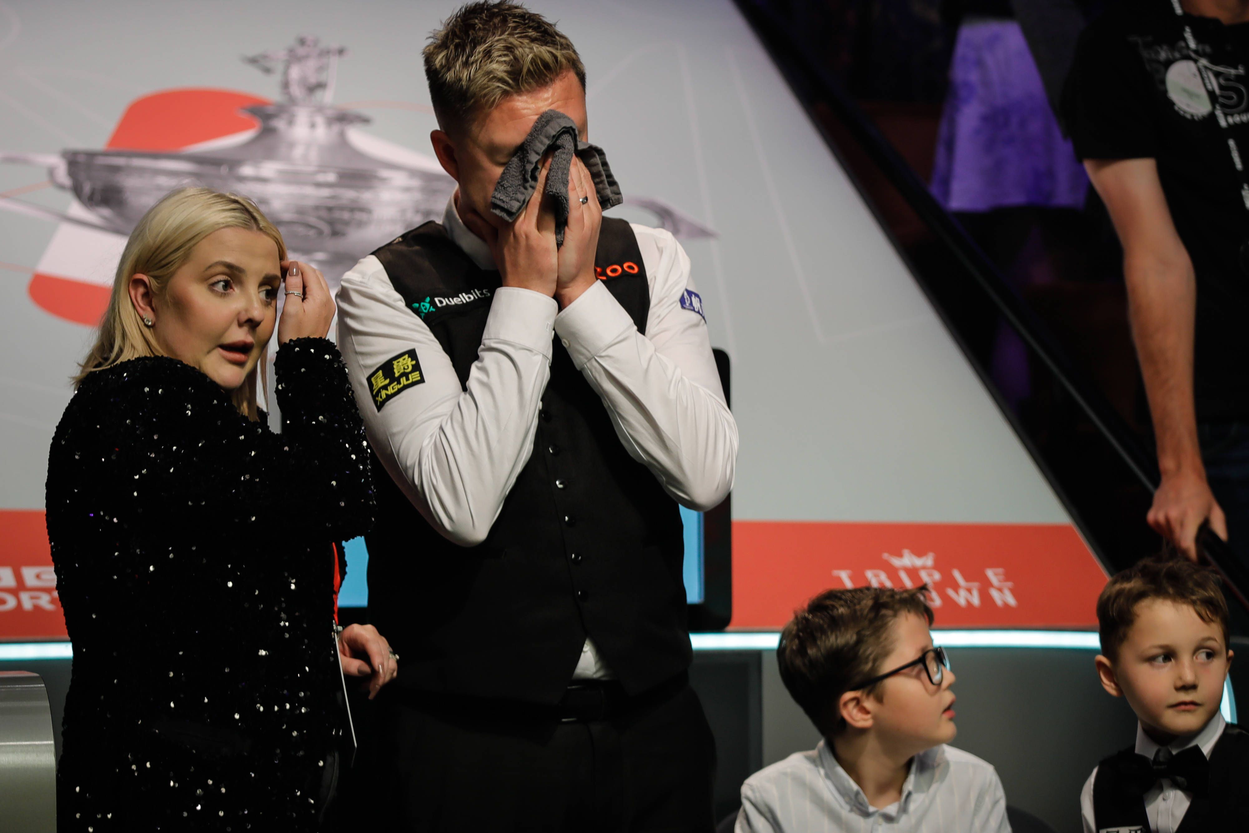 Kyren Wilson und seine Familie feiern den WM-Titel.