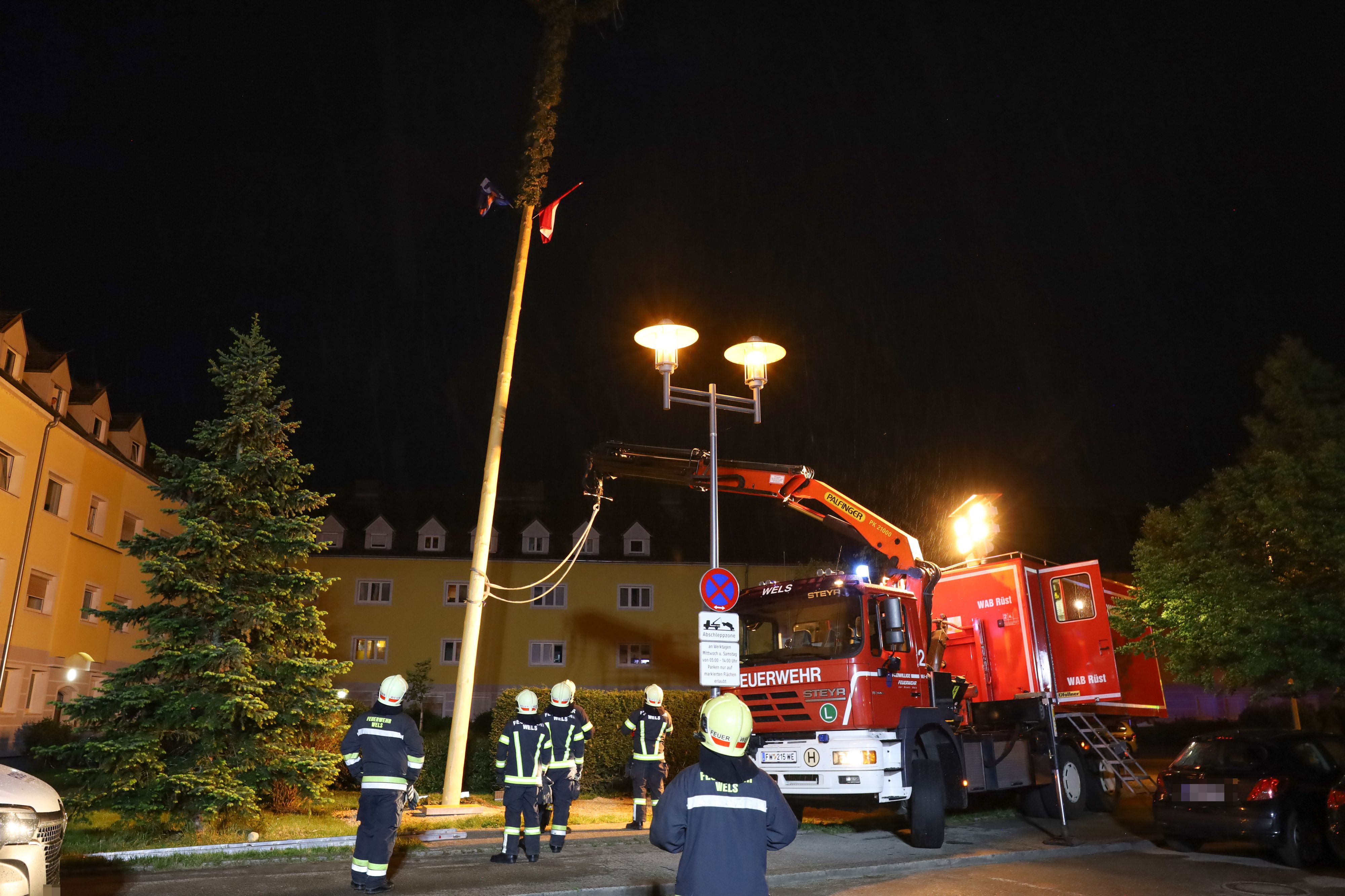 Im Welser Stadtteil Vogelweide sicherte die Feuerwehr den Maibaum gegen das Umstürzen.
