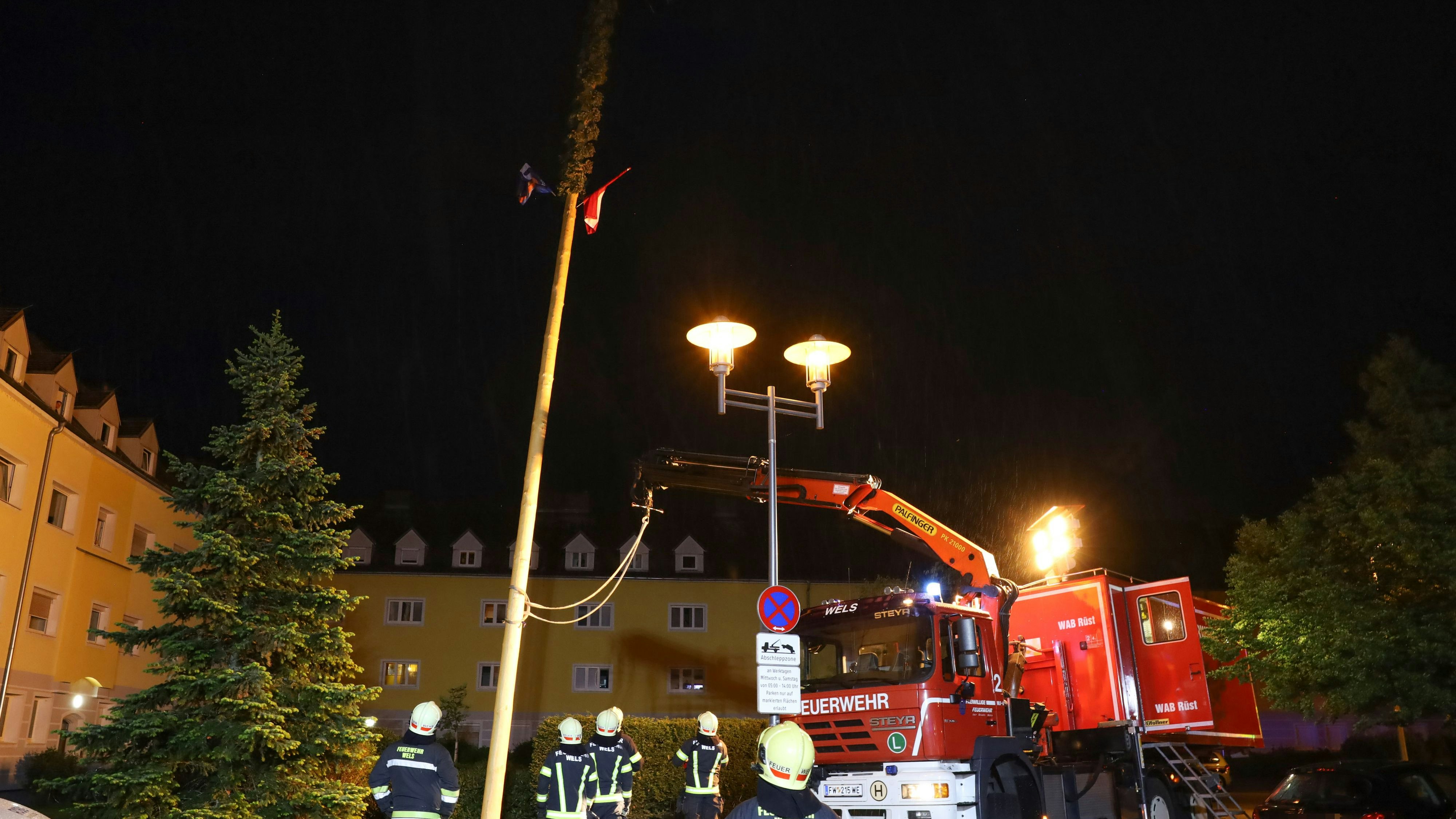Im Welser Stadtteil Vogelweide sicherte die Feuerwehr den Maibaum gegen das Umstürzen.