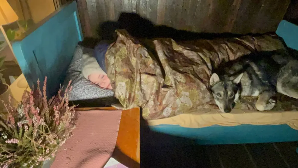 Marie mit Hund und Haube im 