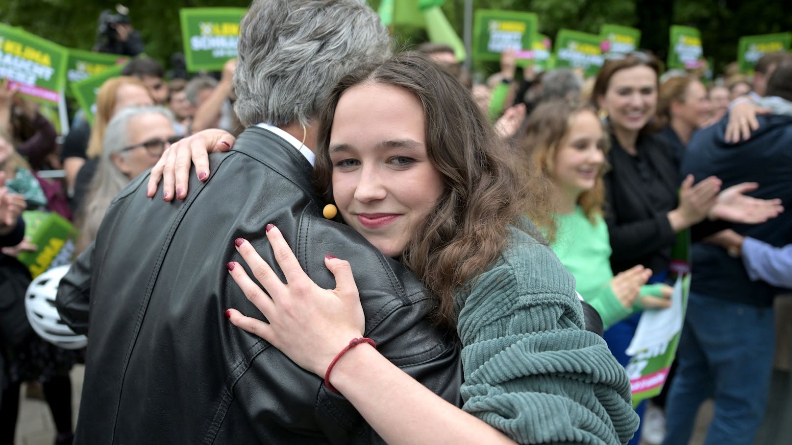 Grünen-Spitzenkandidatin Lena Schilling und Werner Kogler noch in freundlicher Umarmung während ihres Wahlkampfauftaktes am 7. Mai 2024.