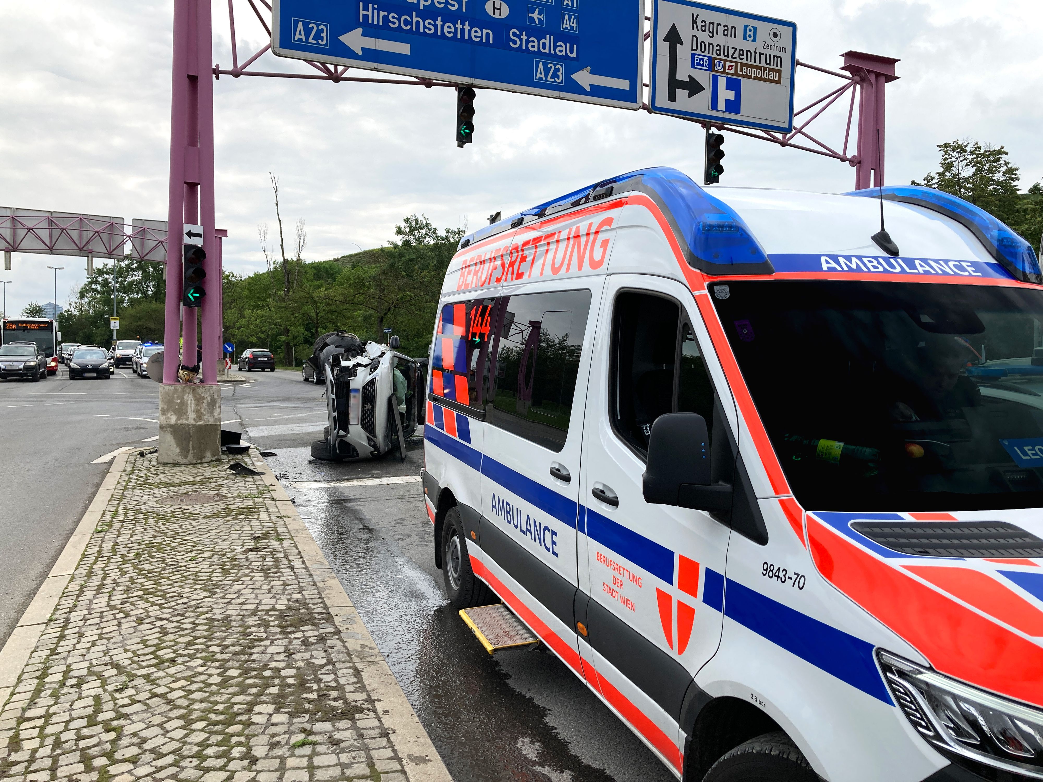Die Wiener Berufsrettung brachte den Lenker nach dem schweren Unfall in den Schockraum einer Klinik.