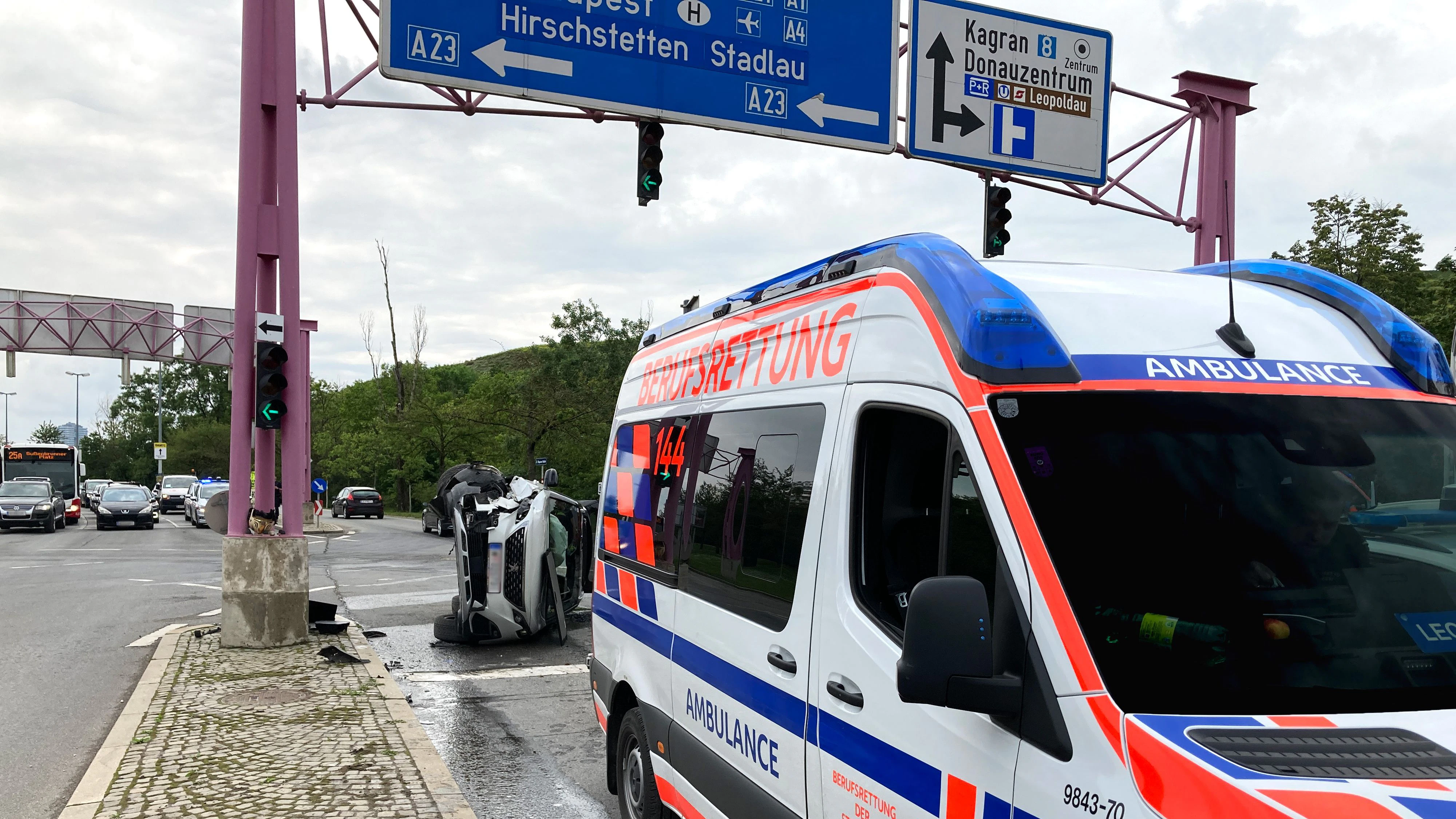 Schwerer Verkehrsunfall in Floridsdorf - Berufsrettung Wien im Einsatz