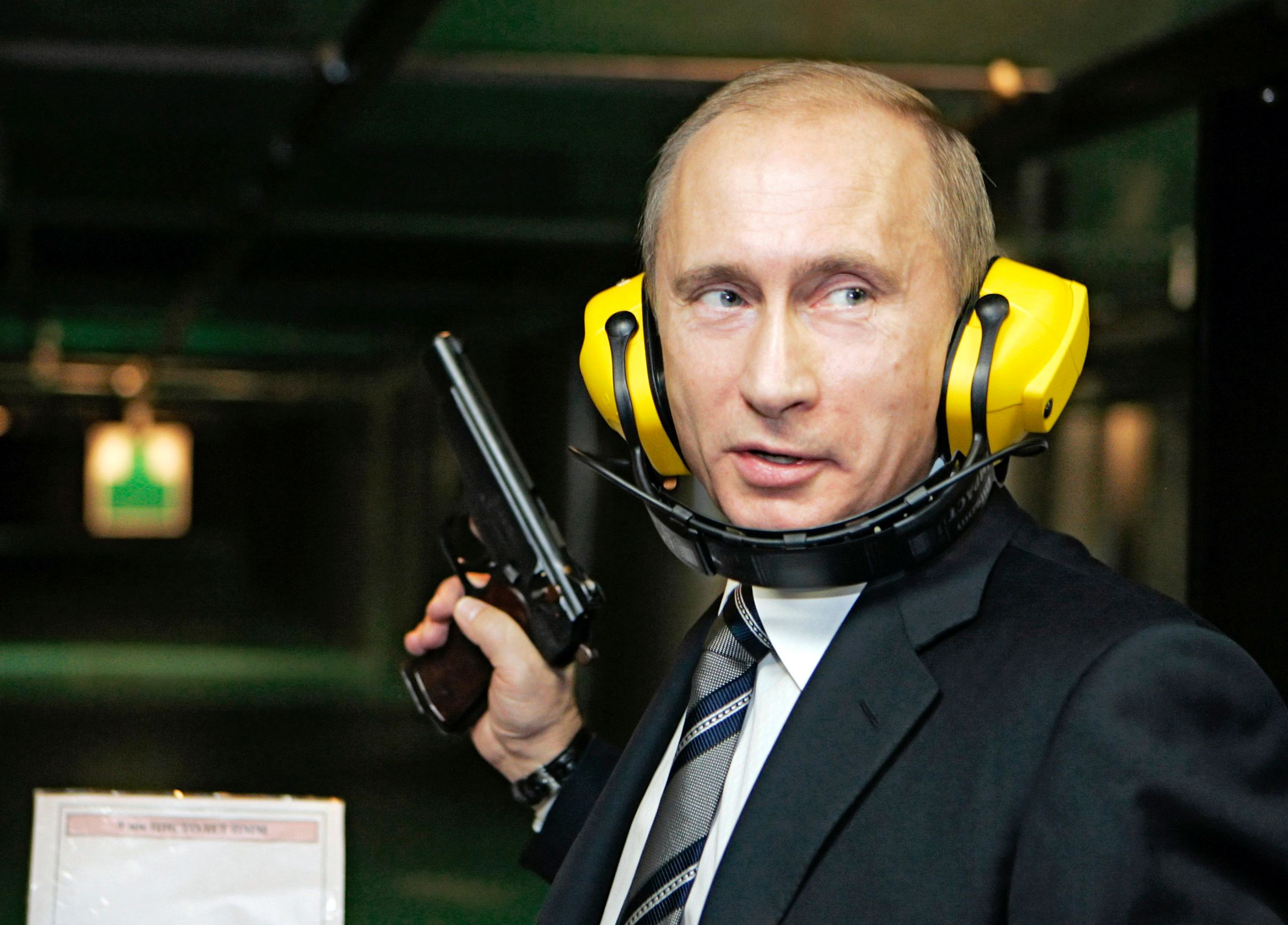 Der russische Präsident Wladimir Putin ist auch den Umgang mit Waffen geübt, wie dieses Bild aus dem Jahr 2006 beweist. 