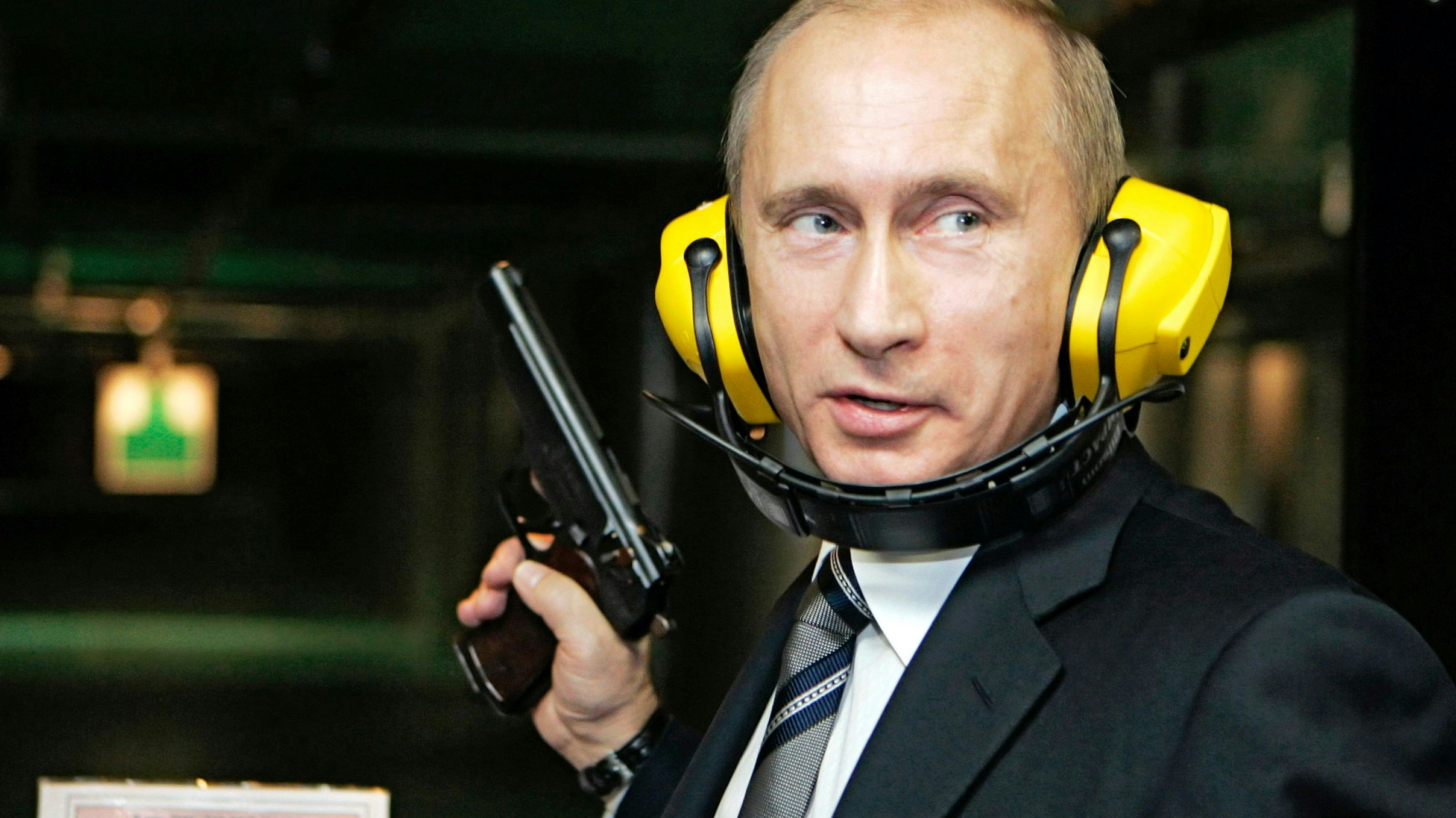 Der russische Präsident Wladimir Putin ist auch den Umgang mit Waffen geübt, wie dieses Bild aus dem Jahr 2006 beweist. 