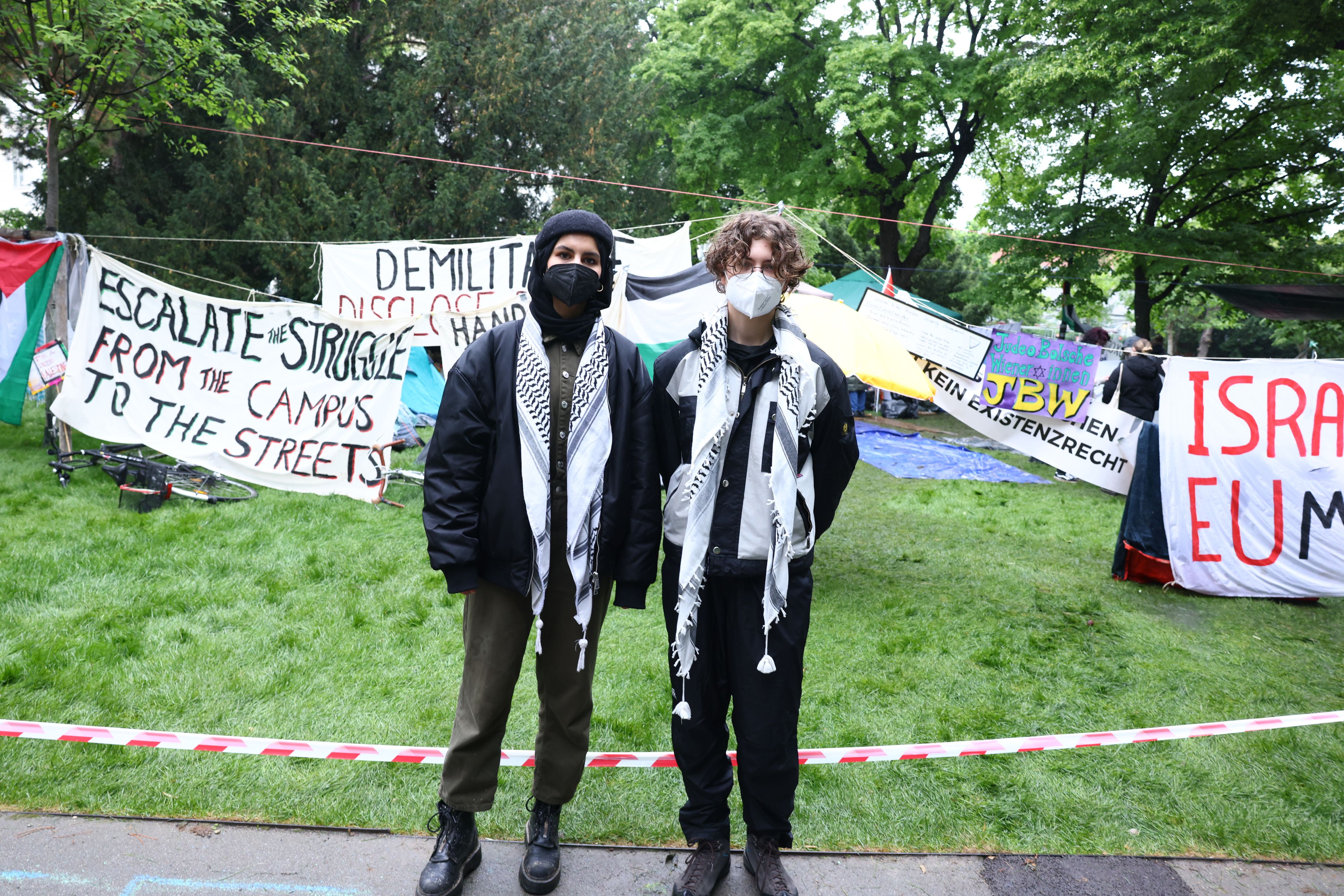 Zwei Teilnehmer des Camps sind vermummt bereit, mit der Presse zu sprechen.