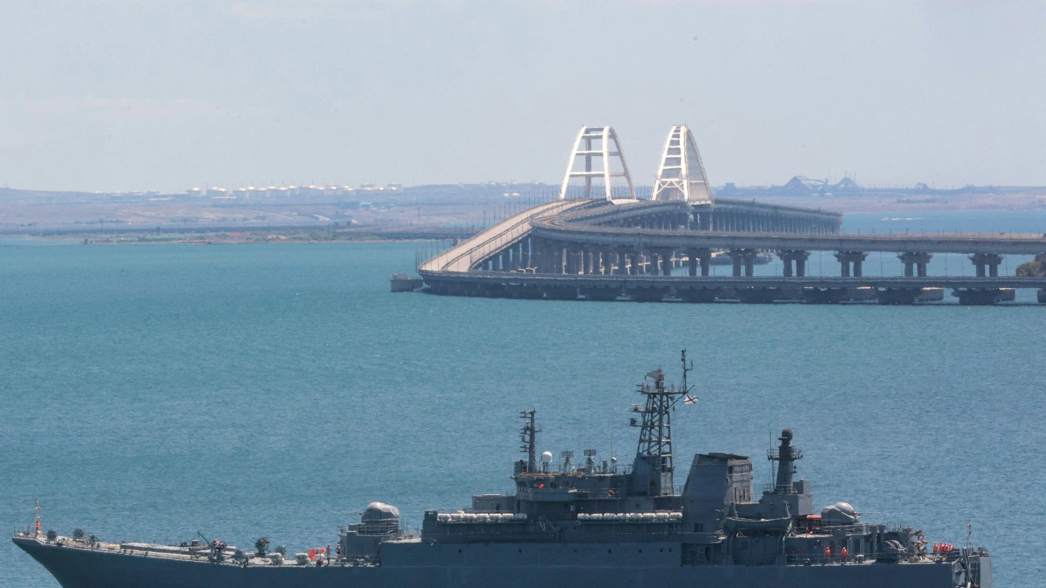 Die Kertsch-Brücke verbindet die russisch besetzte Krim mit dem Festland und ist die wichtigste Versorgungsstrecke für die russischen Truppen im Süden der Ukraine. Eine Zerstörung der Brücke könnte laut Politikwissenschafter Carlo Masala kriegsentscheidende Bedeutung haben