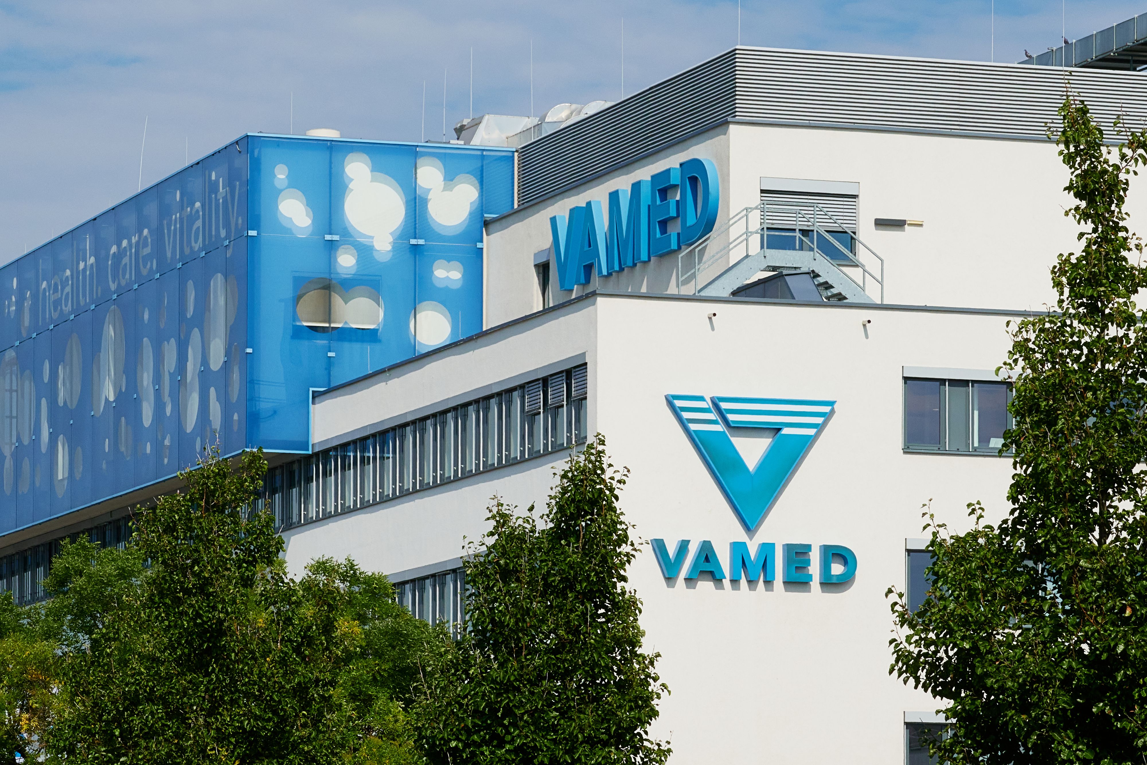 Die Bauriesen Strabag und Porr übernehmen gemeinsam Teile der Vamed-Gruppe.