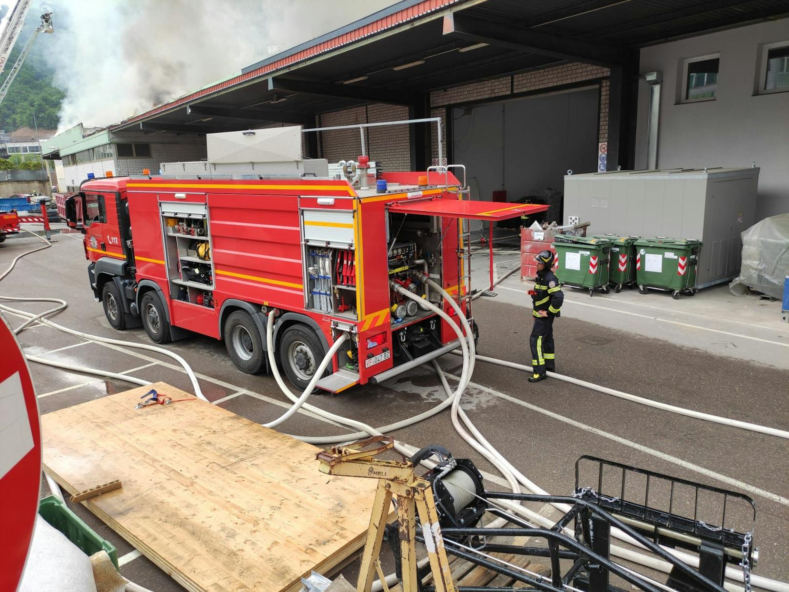 Eine Lagerhalle auf dem Firmengelände von Alpitronic, ein Hersteller von E-Auto-Ladestationen, stand am 8. Mai 2024 in Vollbrand.