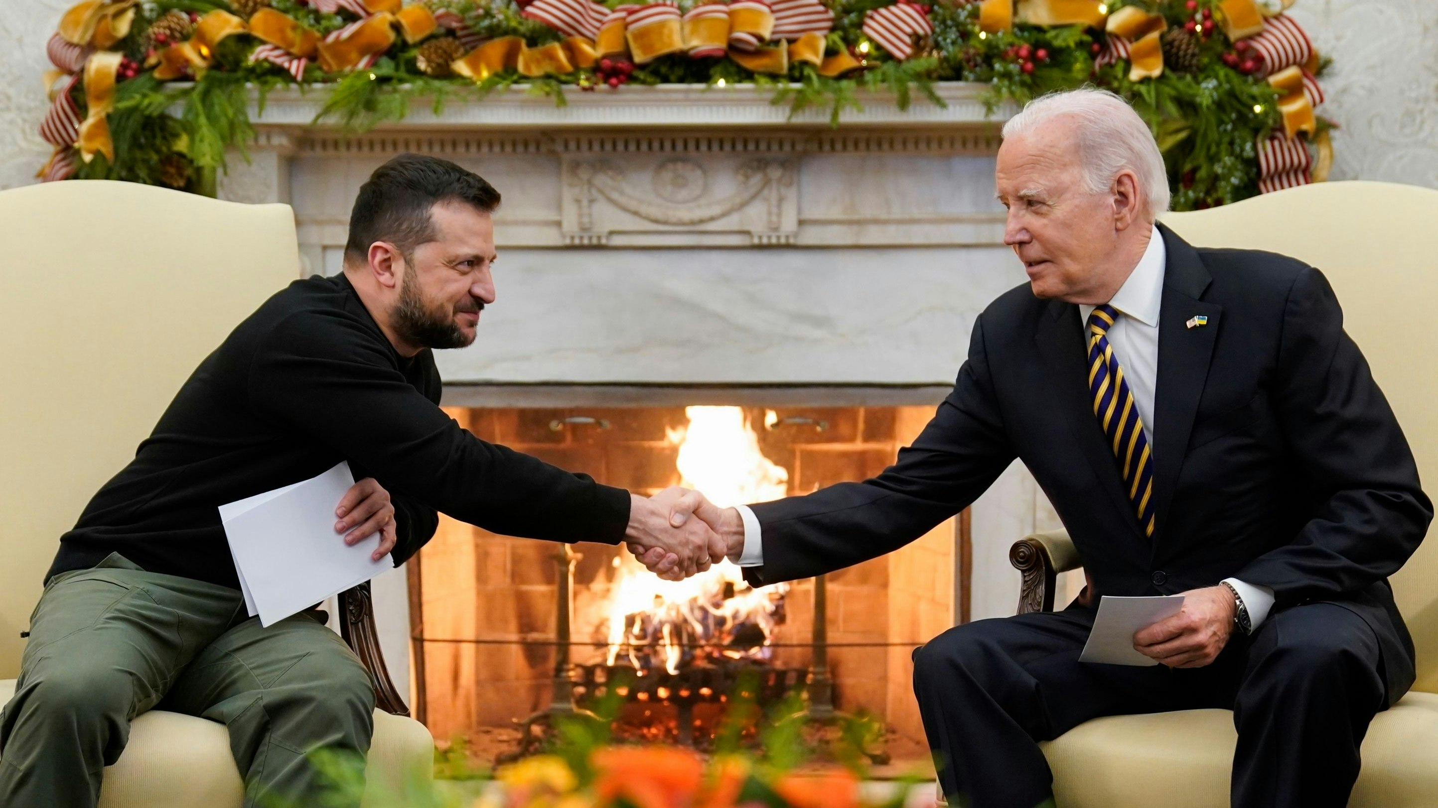 Der ukrainische Präsident Wolodymyr Selenskyi bei US-Präsident Joe Biden am 12. Dezember 2023: Die erst nach monatelangem innenpolitischem Hickhack freigegebenen Waffen- und Munitionslieferungen der USA sollen die Lage an der ukrainischen Front wieder stabilisieren