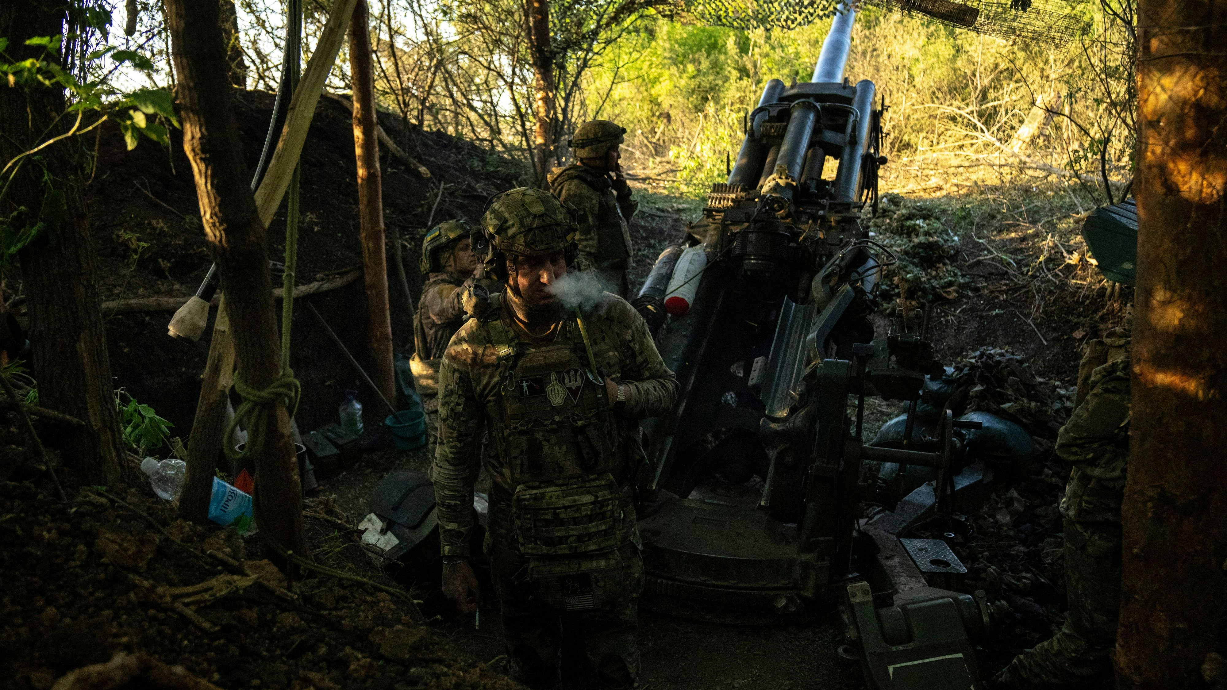 Soldaten der 148. Artilleriebrigade der ukrainischen Armee im Frontabschnitt bei Donetsk am 7. Mai 2024: Der Druck der russischen Angreifer wird derzeit von Tag zu Tag größer