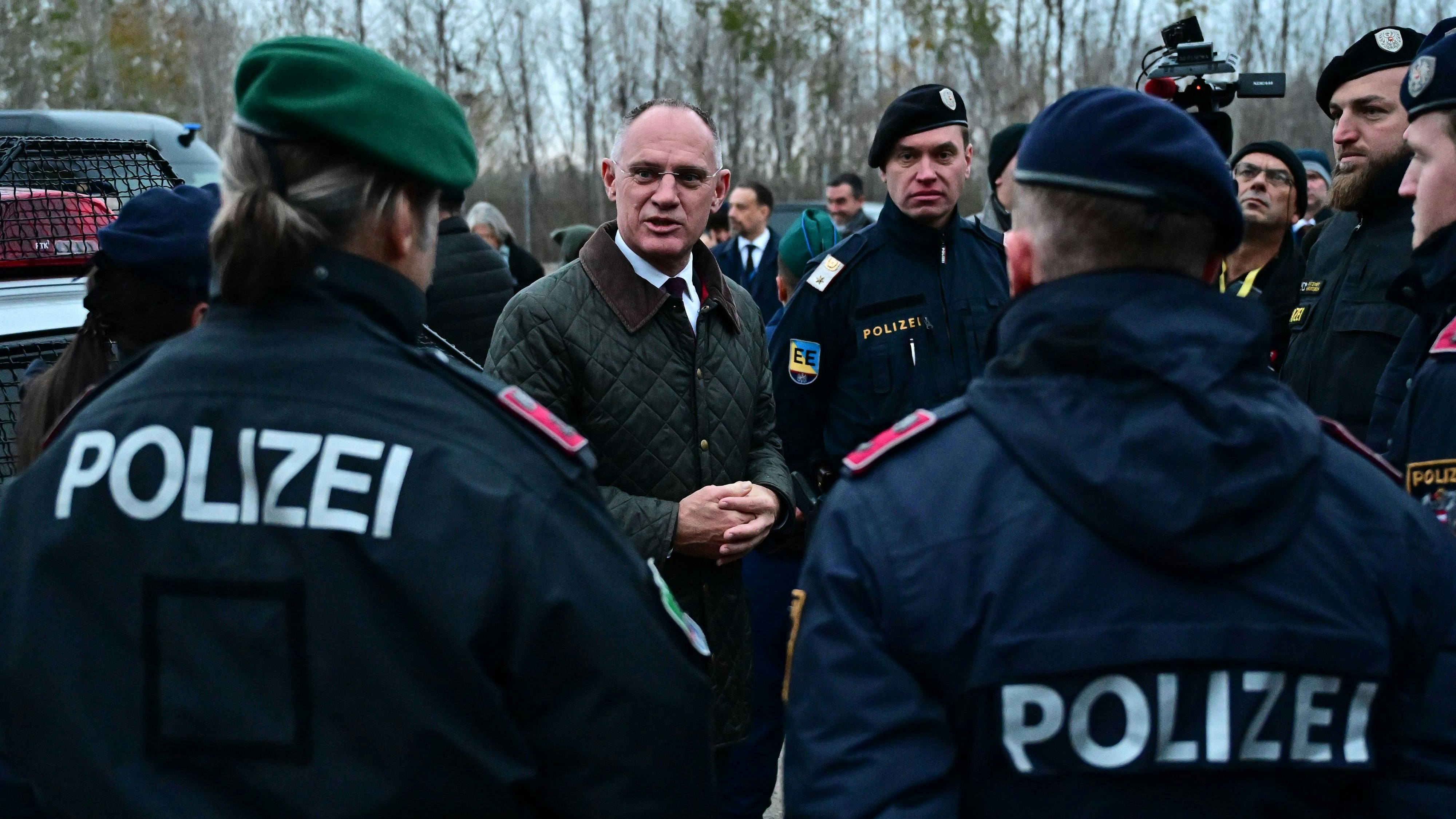 Download von www.picturedesk.com am 08.05.2024 (19:55).  27 November 2023, Hungary, Roszke: Austria's Interior Minister Gerhard Karner (M) talks to Austrian police officers during a visit to the Hungarian-Serbian border near the village of Roszke, Hungary, November 27, 2023. Photo: Marton Monus/dpa - 20231127_PD5702 - Rechteinfo: Rights Managed (RM)