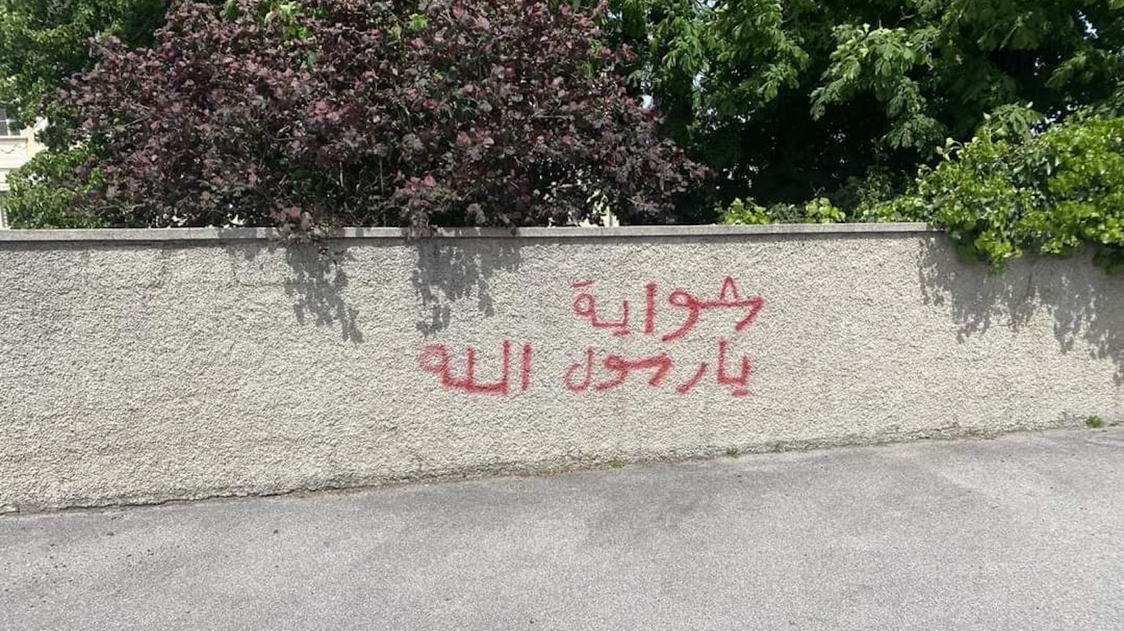 Die Polizei ermittelt zu den Schriftzügen auf Arabisch.