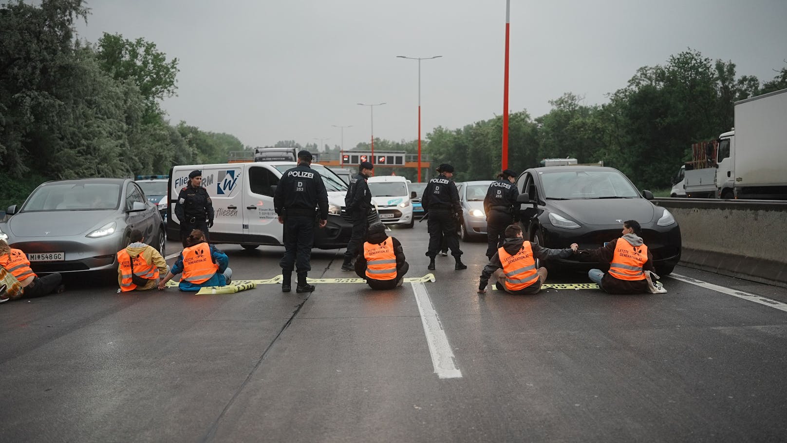 Protest der Letzten Generation auf der A23.