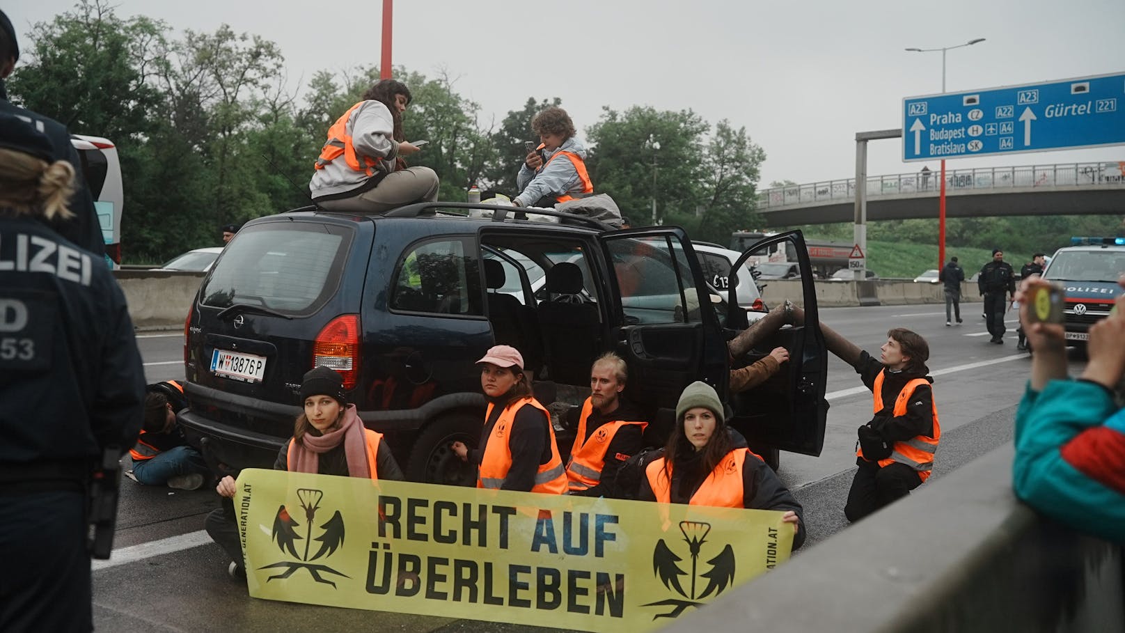 Protest der Letzten Generation auf der A23.