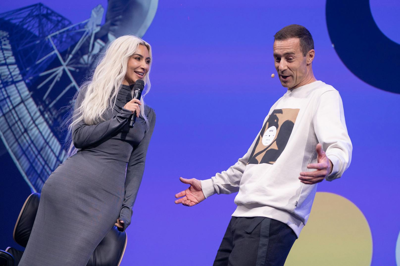 Durch die Veranstaltung führte Moderator Kai Pflaume. Er holte auch Kim Kardashian beim "OMR Festival" zum Talk auf die Bühne in Hamburg.