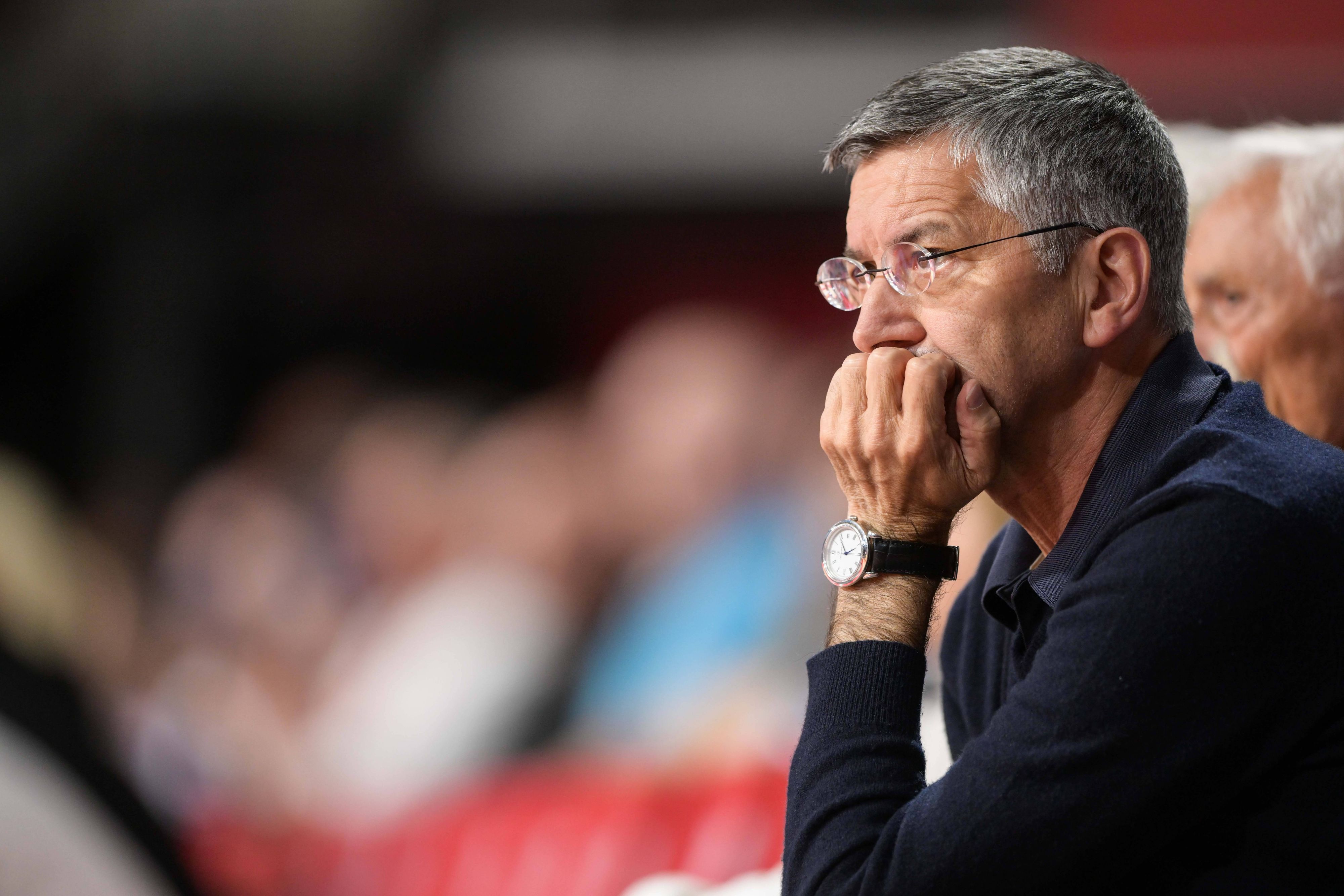 Bayern-Präsident Herbert Hainer sieht sich mit heftiger Kritik konfrontiert. 