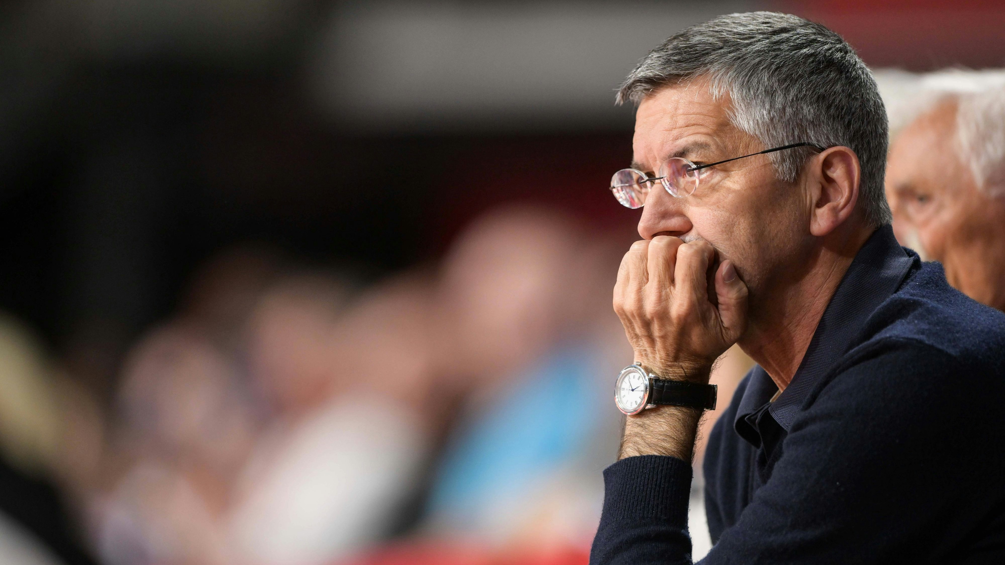 Bayern-Präsident Herbert Hainer sieht sich mit heftiger Kritik konfrontiert. 