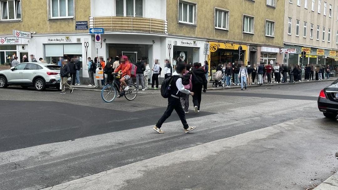 Heute.at - 1-Euro-Pizza sorgt für Riesen-Schlange in Wien-Meidling