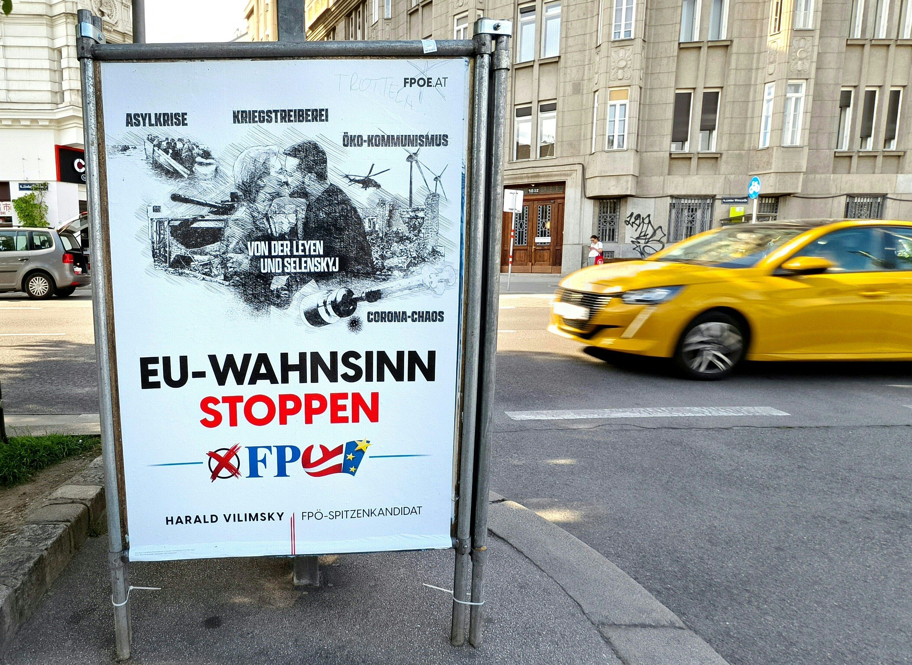 Auf dem Wahlplakat der Freiheitlichen sind die Präsidentin der Europäischen Kommission Ursula von der Leyen und der ukrainische Präsident Wolodimir Selenski abgebildet.