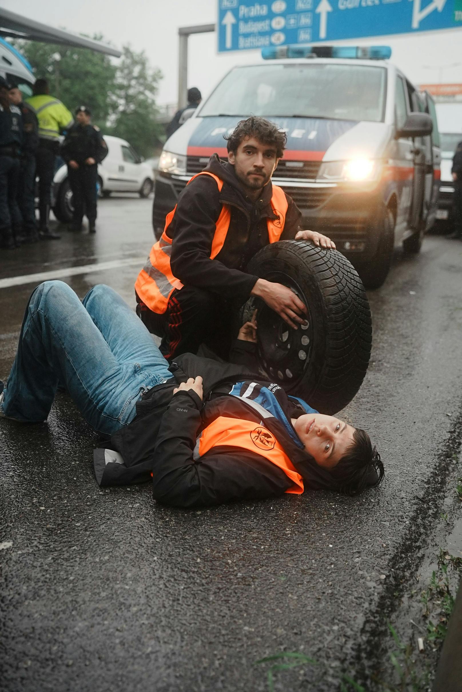 Protest der Letzten Generation auf der A23.