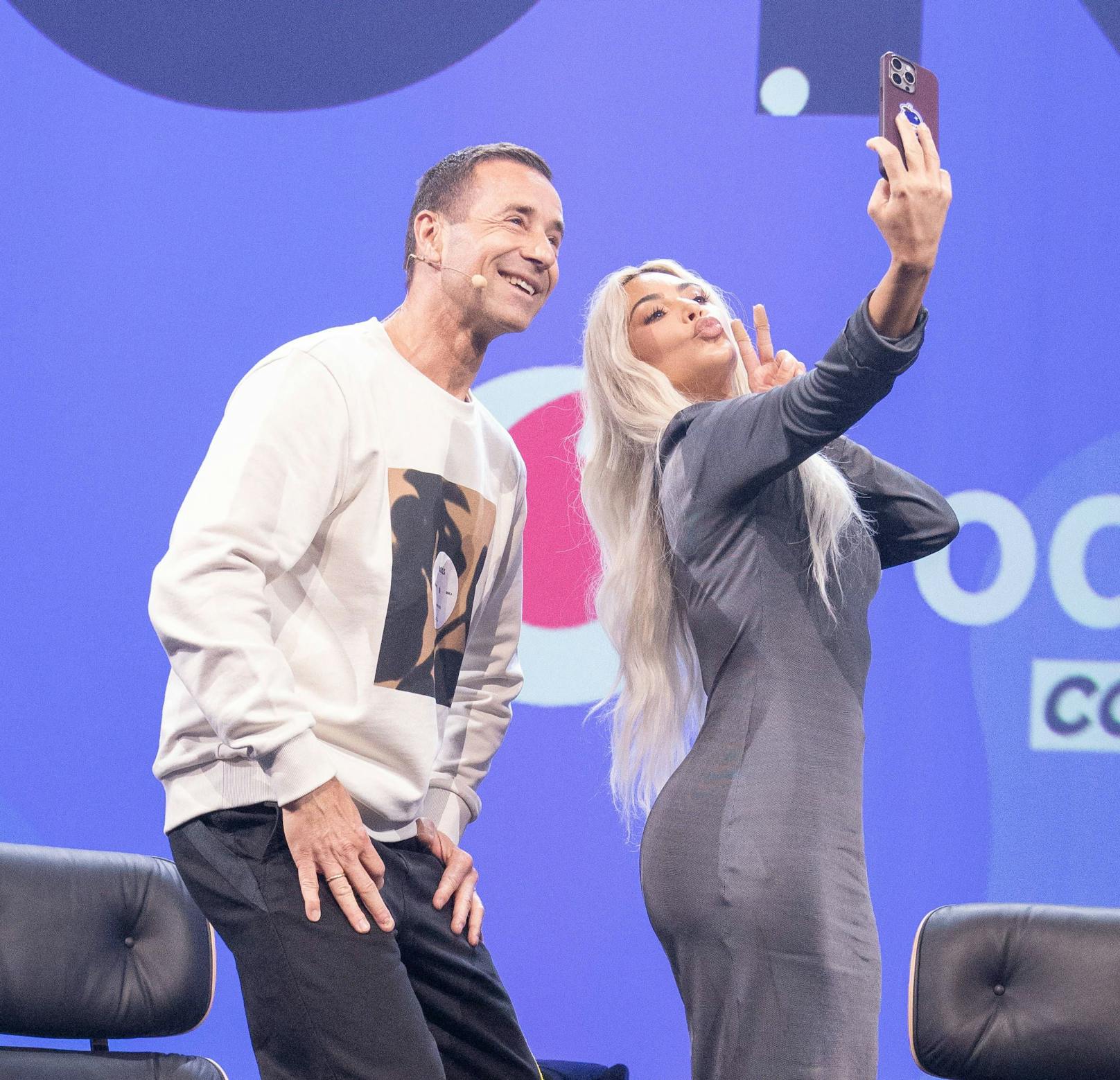 Der gemeinsame Auftritt von Kai Pflaume und Kim Kardashian am "OMR Festival" wurde dann noch mit einem Selfie festgehalten.