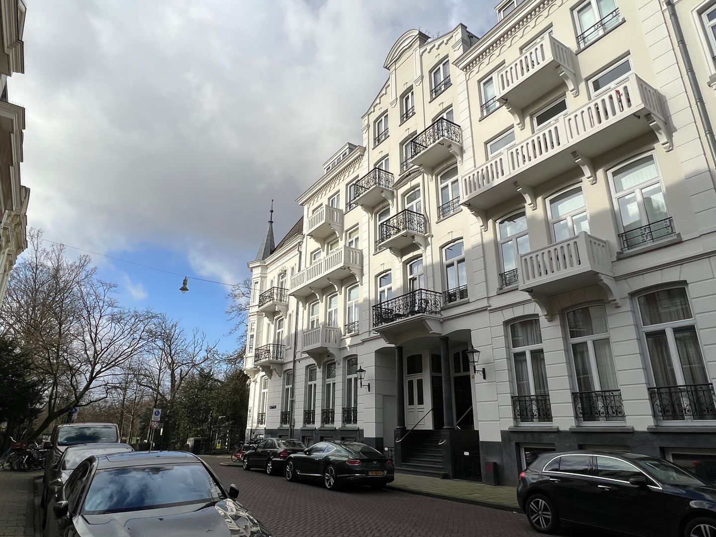 Würdest du gern unter diesem Haus parken? Für fast eine halbe Million Euro darfst du.