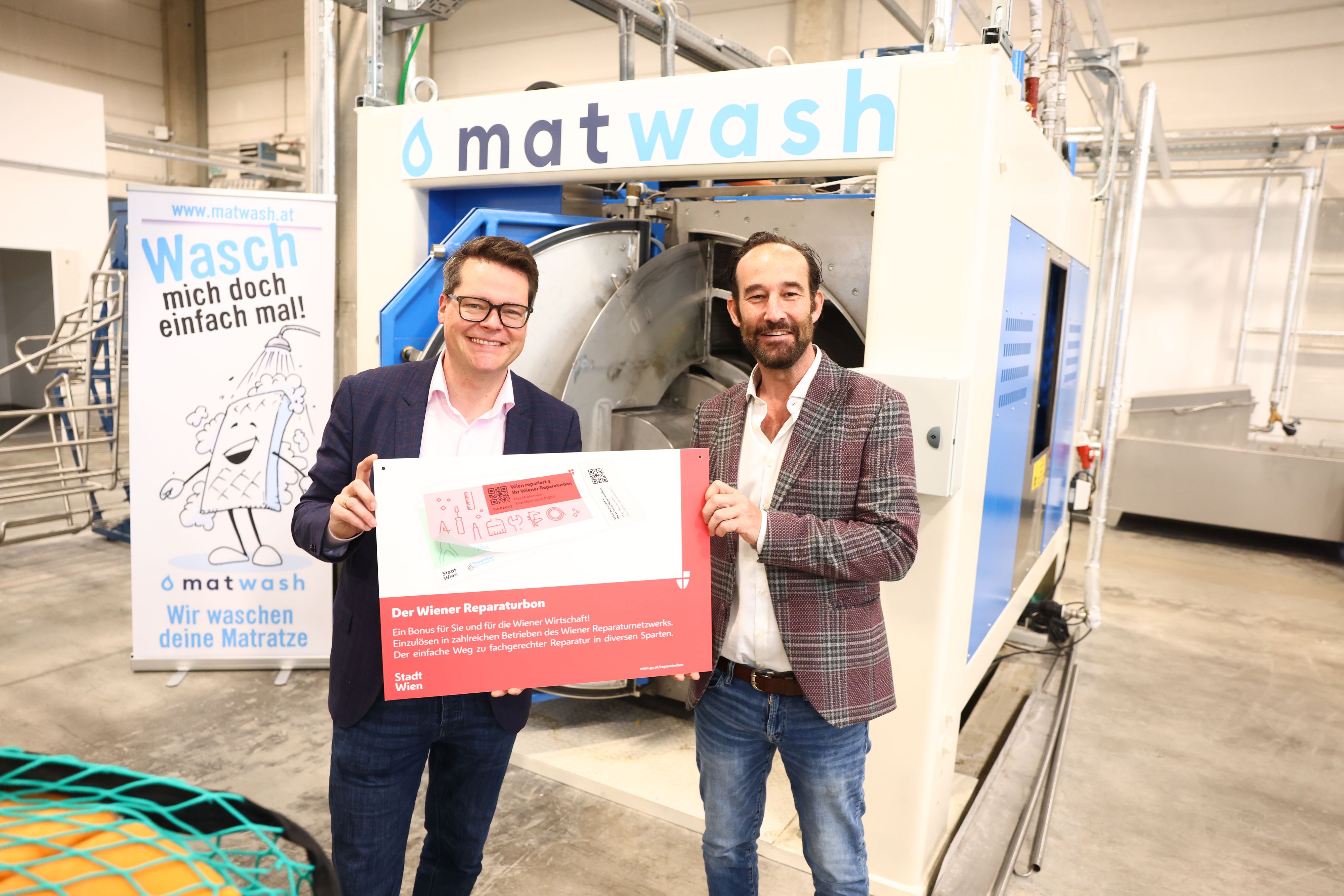 Klimastadtrat Jürgen Czernohorszky und Marcel Krejc, Firmenchef von Matwash (v.l.).