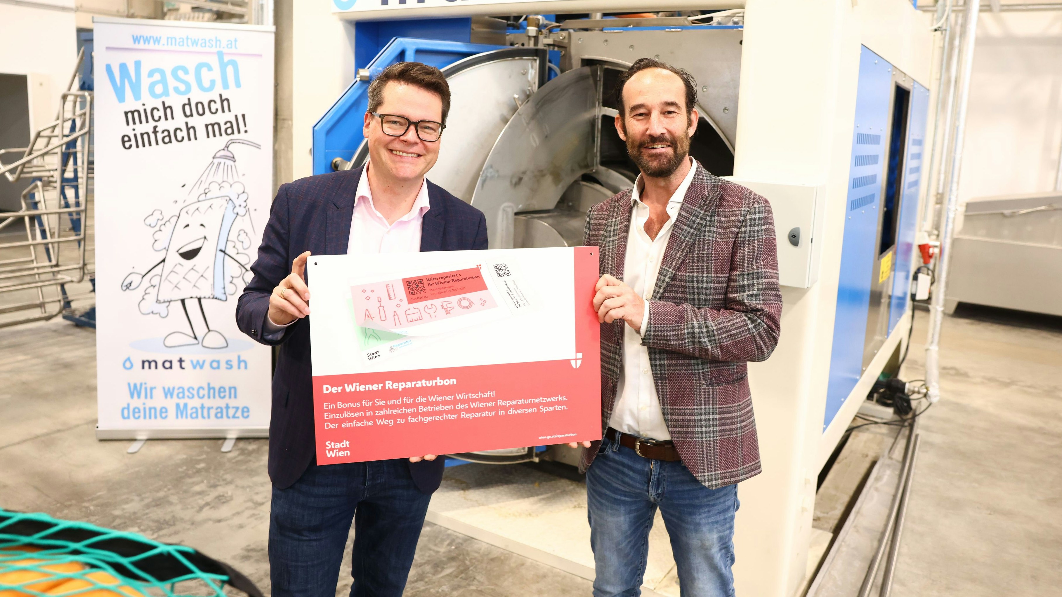 Klimastadtrat Jürgen Czernohorszky und Marcel Krejc, Firmenchef von Matwash (v.l.).