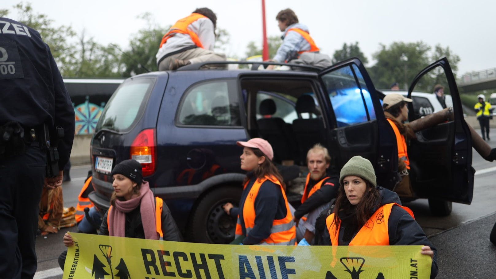 Protest der Letzten Generation auf der A23.