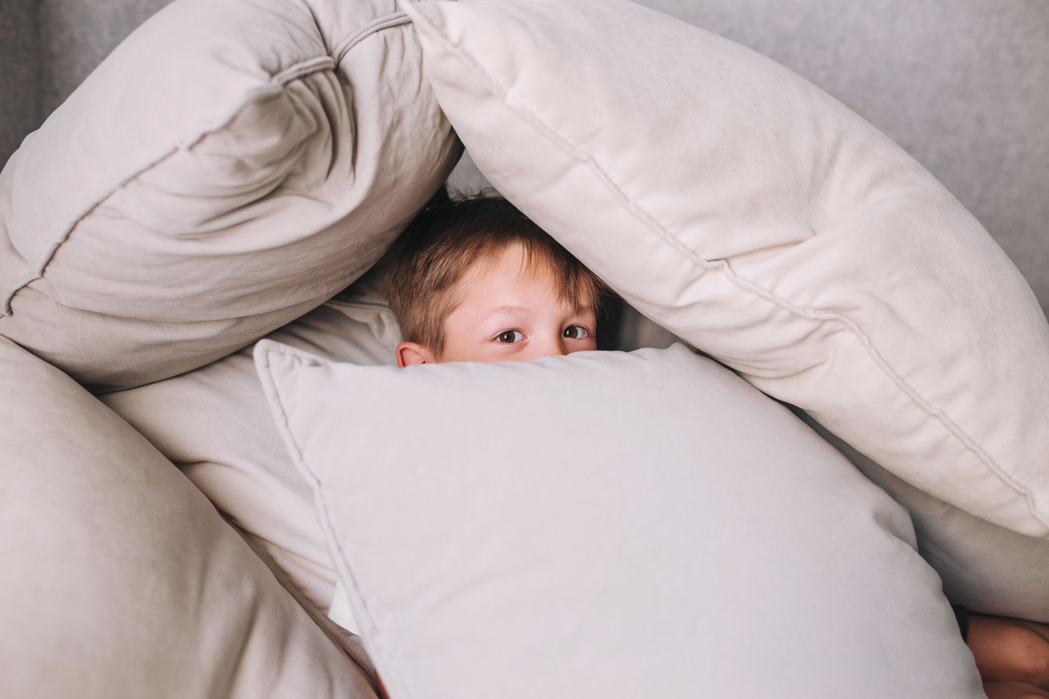 Eine Mutter sucht verzweifelt ihren Sohn – dabei war der einfach auf dem Sofa. (Symbolbild)