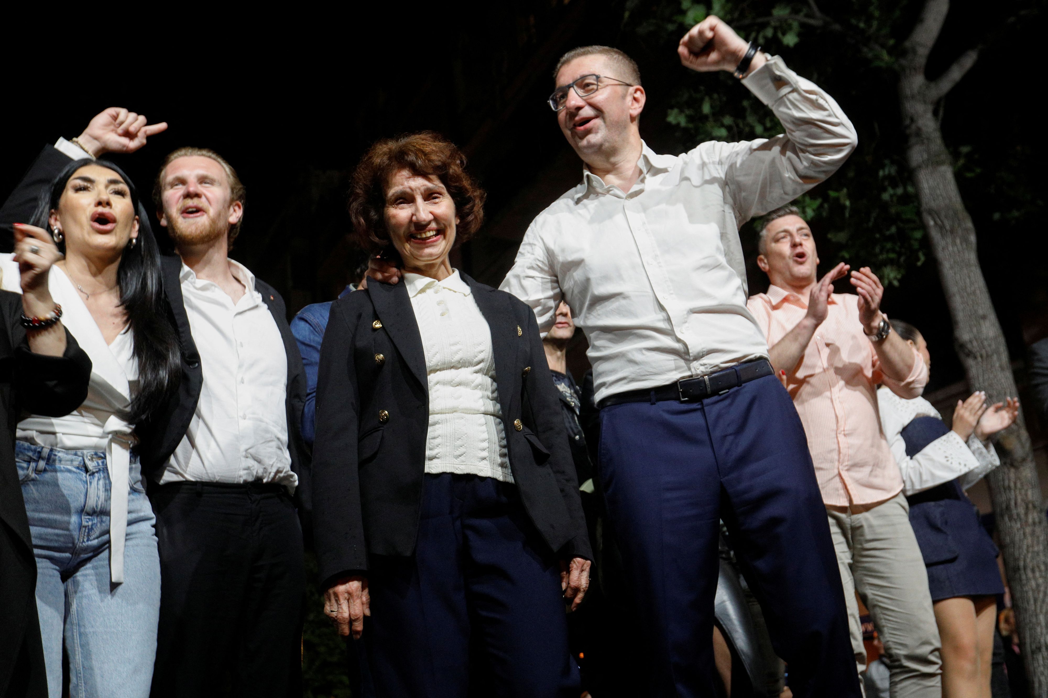 Der Vorsitzende der konservativen Oppositionspartei Hristijan Mickoski (Mitte rechts) und die Präsidentschaftskandidatin Gordana Siljanovska Davkova, (Mitte links) feiern den Wahlsieg.