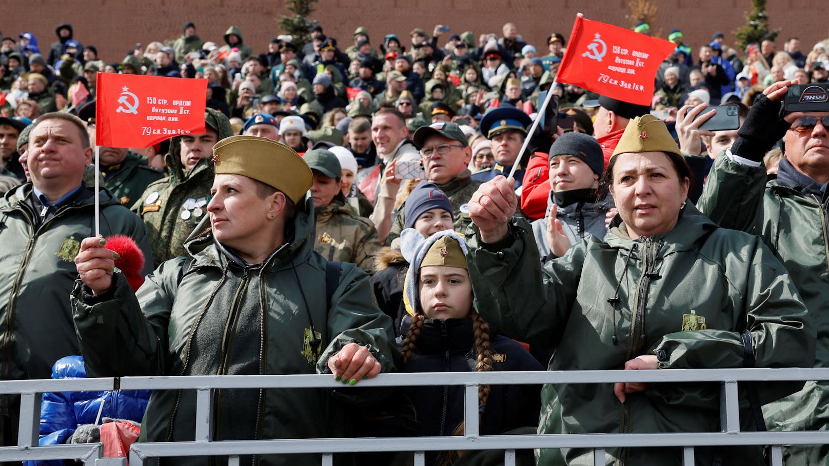 Zuschauerinnen und Zuschauer bei der Militärparade anlässlich des 79. Jahrestages des Sieges über die Nationalsozialisten.