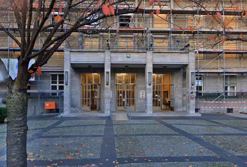 Das Bürgeramt im Tiergarten in Berlin wurde von einem Molotow-Cocktail getroffen.