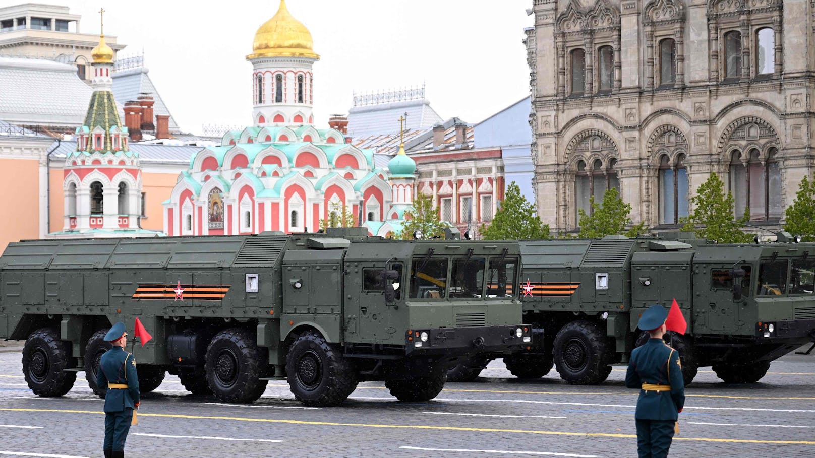 Russische Iskander-M-Raketenwerfer fahren auf dem Roten Platz in Moskau. Die Militärparade wurde anlässlich des 79. Jahrestages des Sieges über die Nationalsozialisten abgehalten.