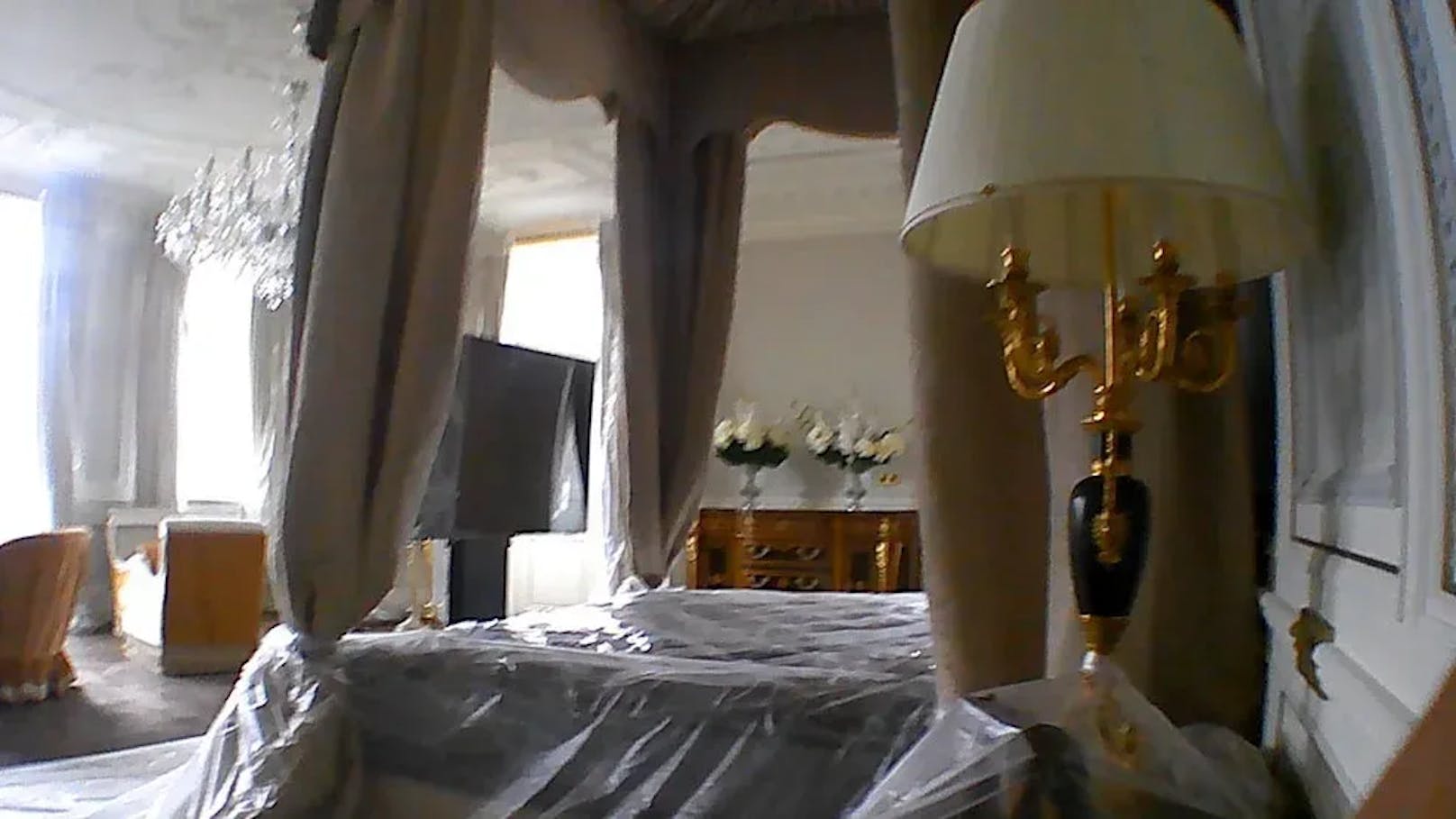 Den Nawalny-Anhängern gelang sogar ein Blick in Wladimir Putins Schlafzimmer. Damit sie keinen Staub anziehen, sind einige Möbel mit Folie.