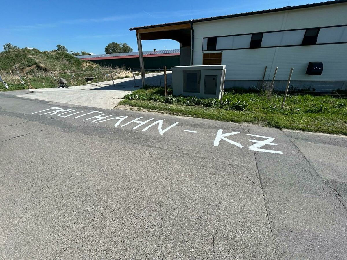 Übler Maistrich vor Areal von Wolfgang Hackl in Atzelsdorf