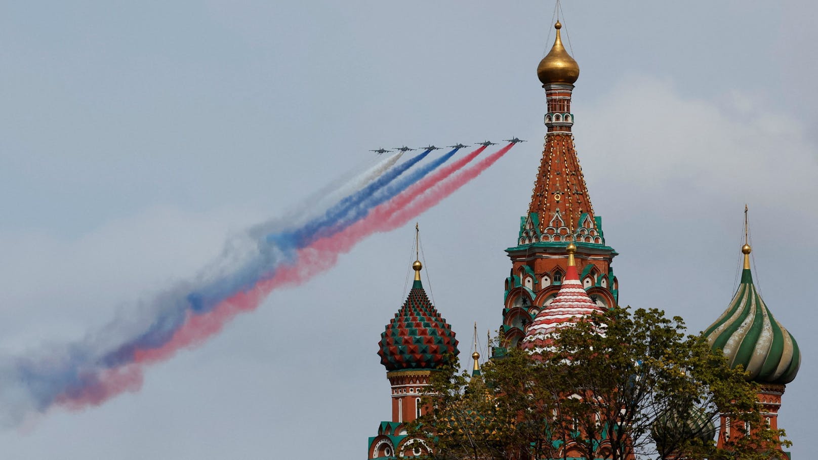 Russian Su-25 Kampfflugzeuge fliegen über den Roten Platz in Moskau. Die Militärparade wurde anlässlich des 79. Jahrestages des Sieges über die Nationalsozialisten abgehalten.