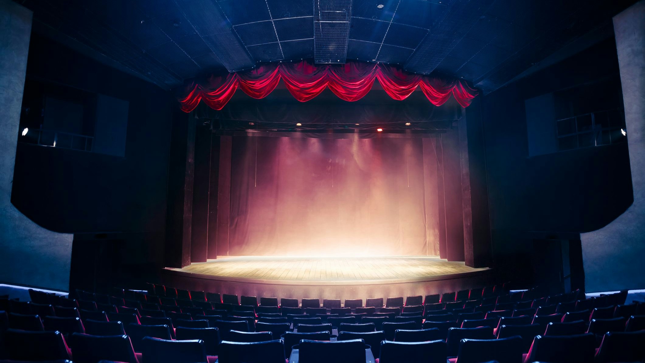 Laut Spielplan sollte der Schauspieler im Juli auftreten – sein Arbeitgeber weiß nichts von einer Anklage wegen Missbrauchs gegen ein Esemble-Mitglied.