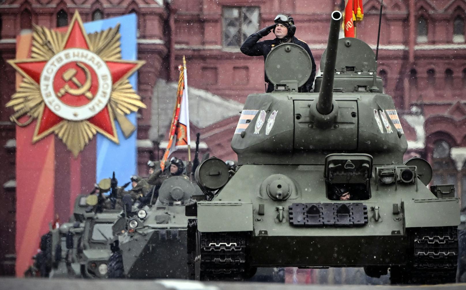 Die Militärparade im Moskau anlässlich des 79. Jahrestages des Sieges über die Nationalsozialisten. Als einzigen Panzer fuhr Putin einen 80 Jahre alten T-34 auf.