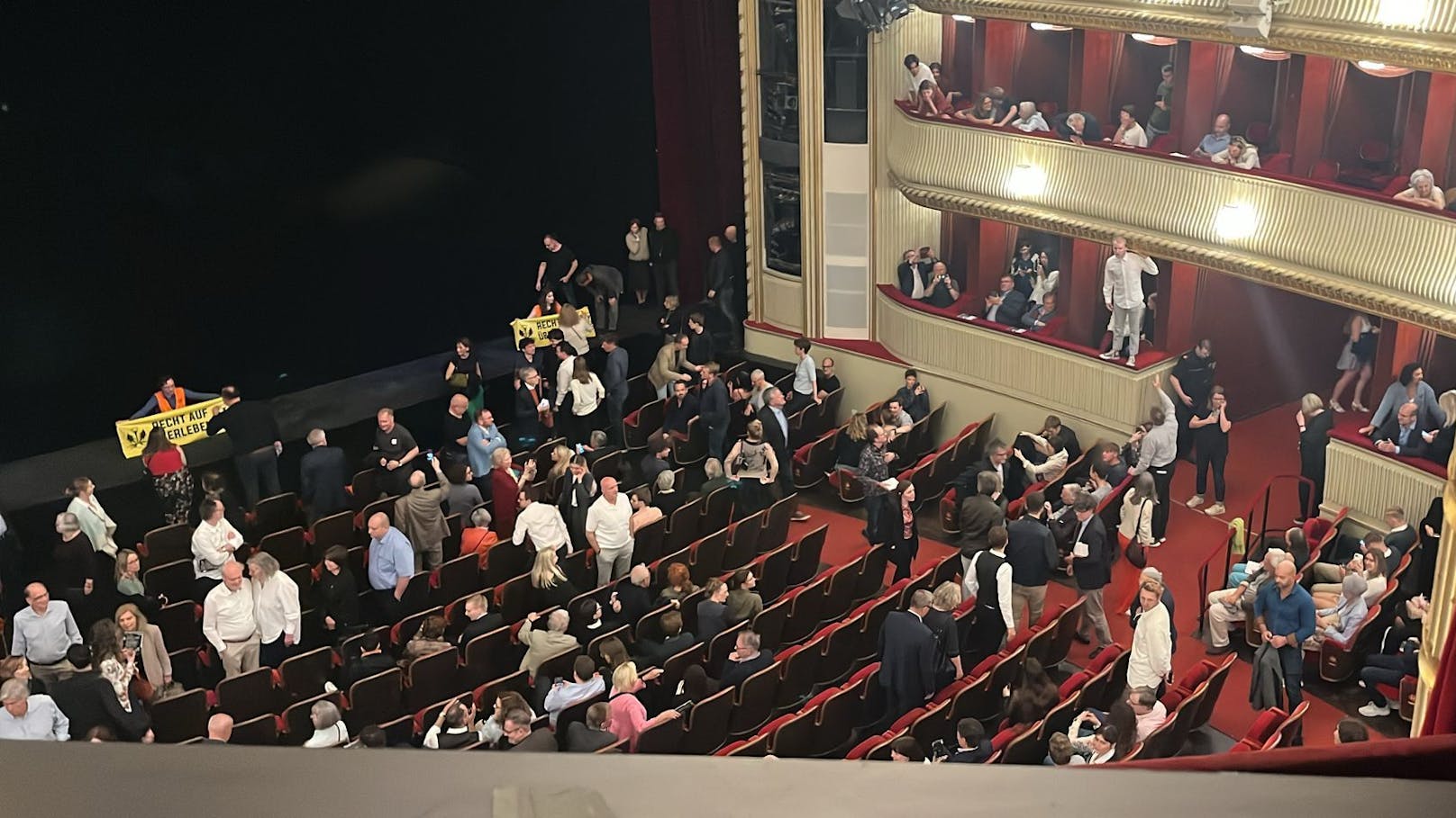 <a data-li-document-ref="120035819" href="https://www.heute.at/s/klima-kleber-stuermen-burgtheater-buehne-120035819">Alle Infos hier &gt;&gt;</a>