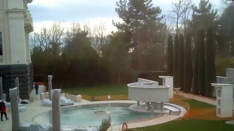 Ein Outdoor-Pool mit