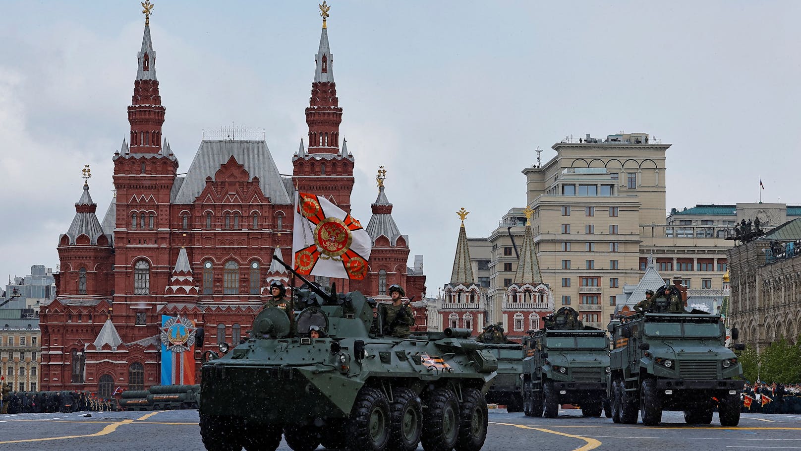 Ein russischer Mannschaftstransportwagen BTR-82A sowie gepanzerte Fahrzeuge des Typs Z-STS Achmat bei Militärparade auf dem Roten Platz.