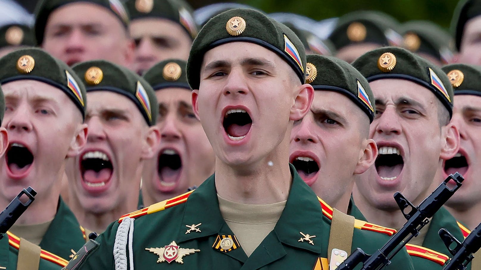 Russische Soldaten marschieren über den Roten Platz in Moskau. Die Militärparade wurde anlässlich des 79. Jahrestages des Sieges über die Nationalsozialisten abgehalten.