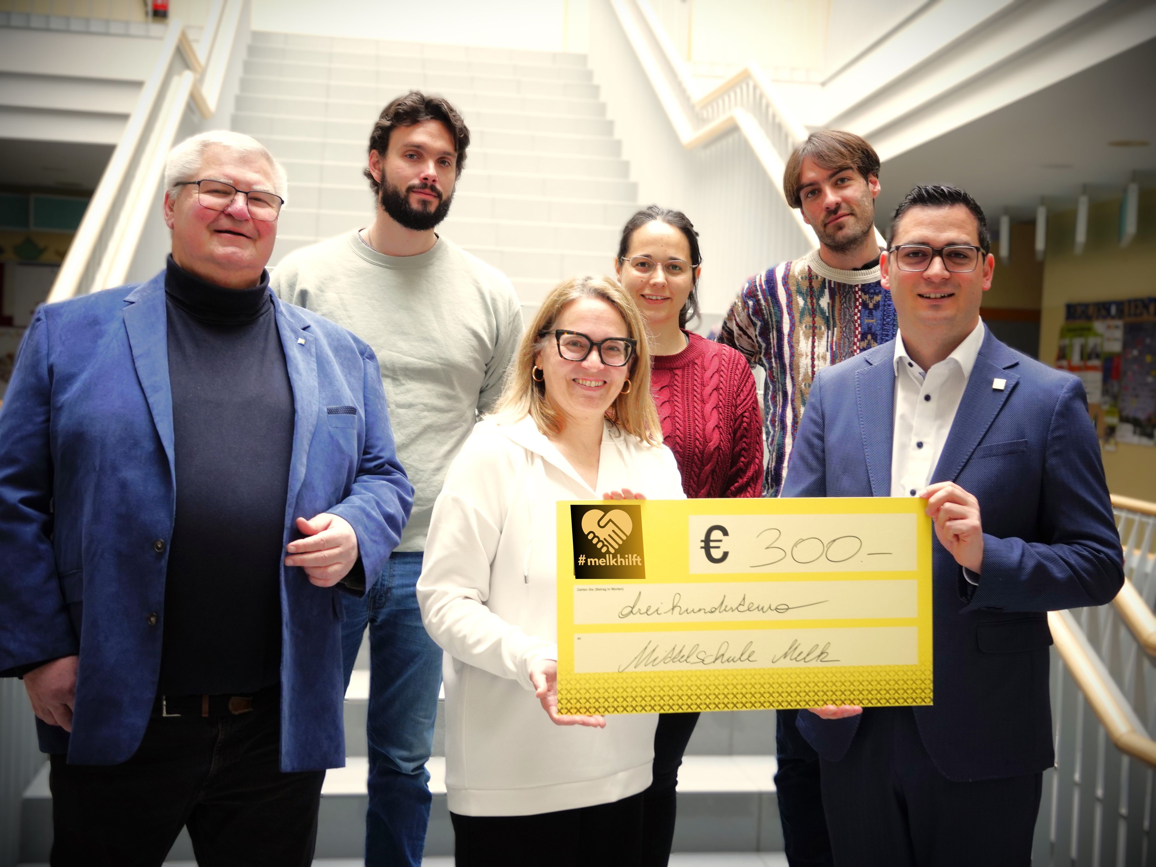 Richard Scheiner, Ingeborg Lechner und Patrick Strobl (im Vordergrund) mit den Native Speaker Dylan, Catharine und Owen von „Kreativ English“.