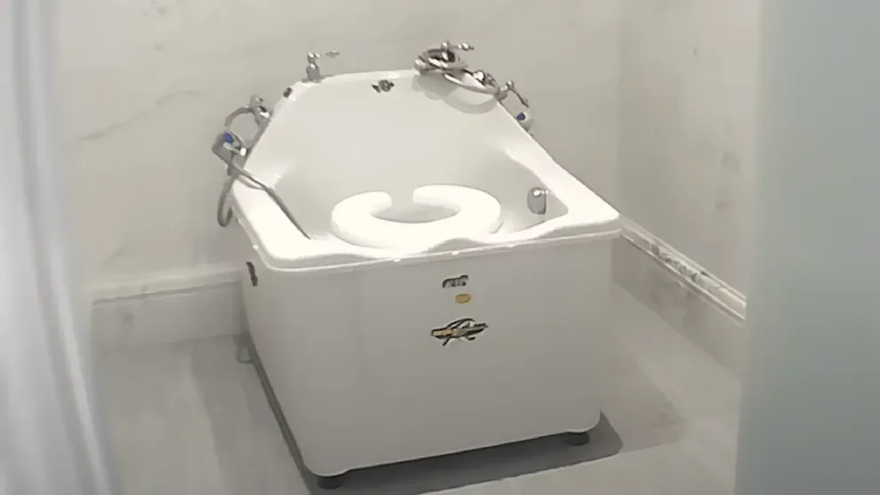 Für den Intimbereich hat sogar eine Sitzdusche.